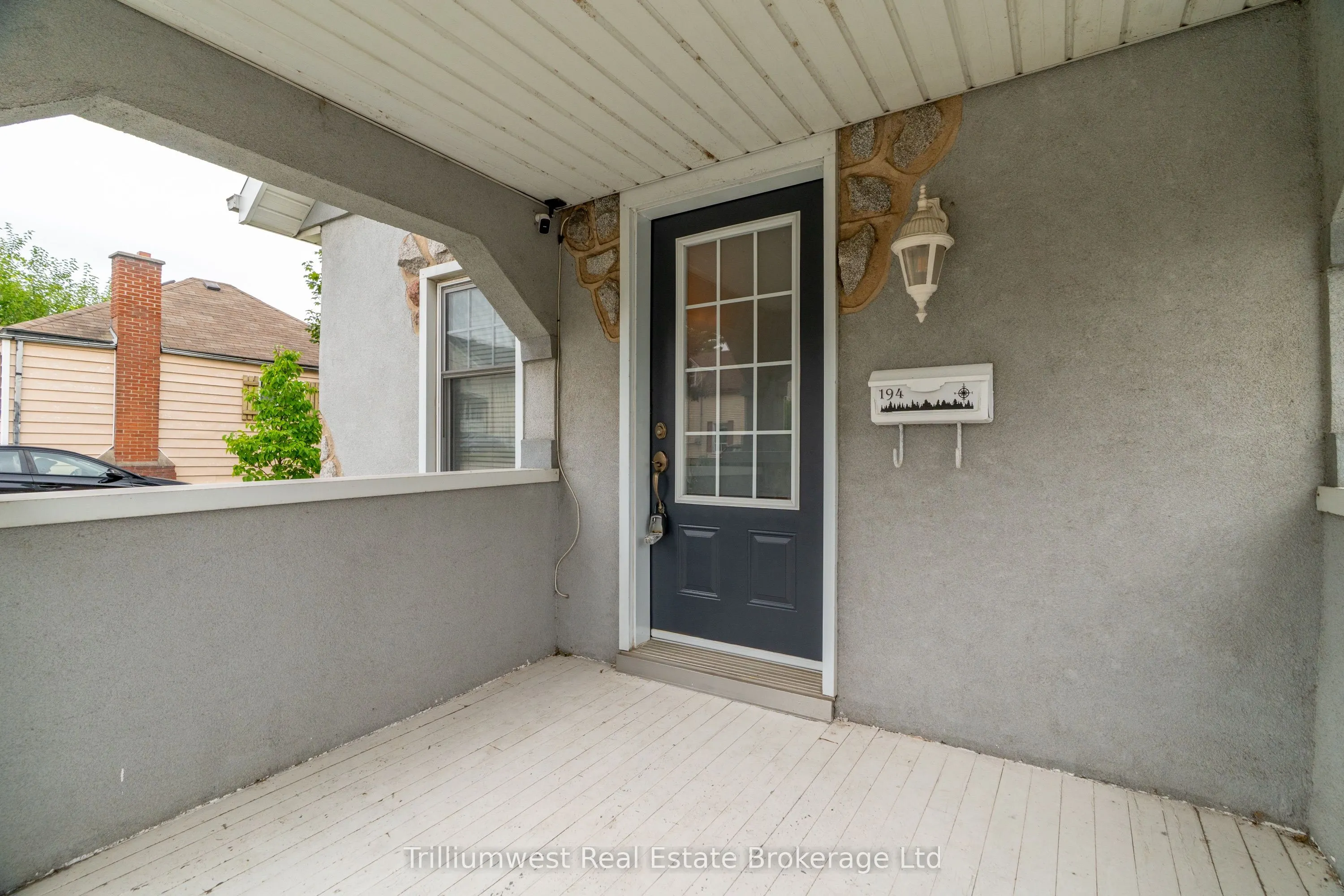 194 Dundas Street N