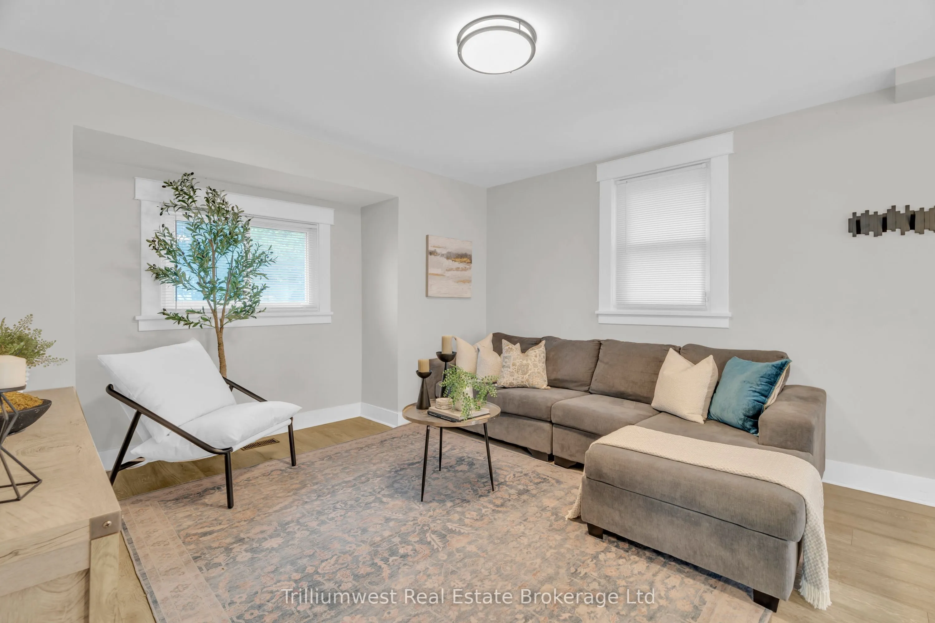 194 Dundas Street N