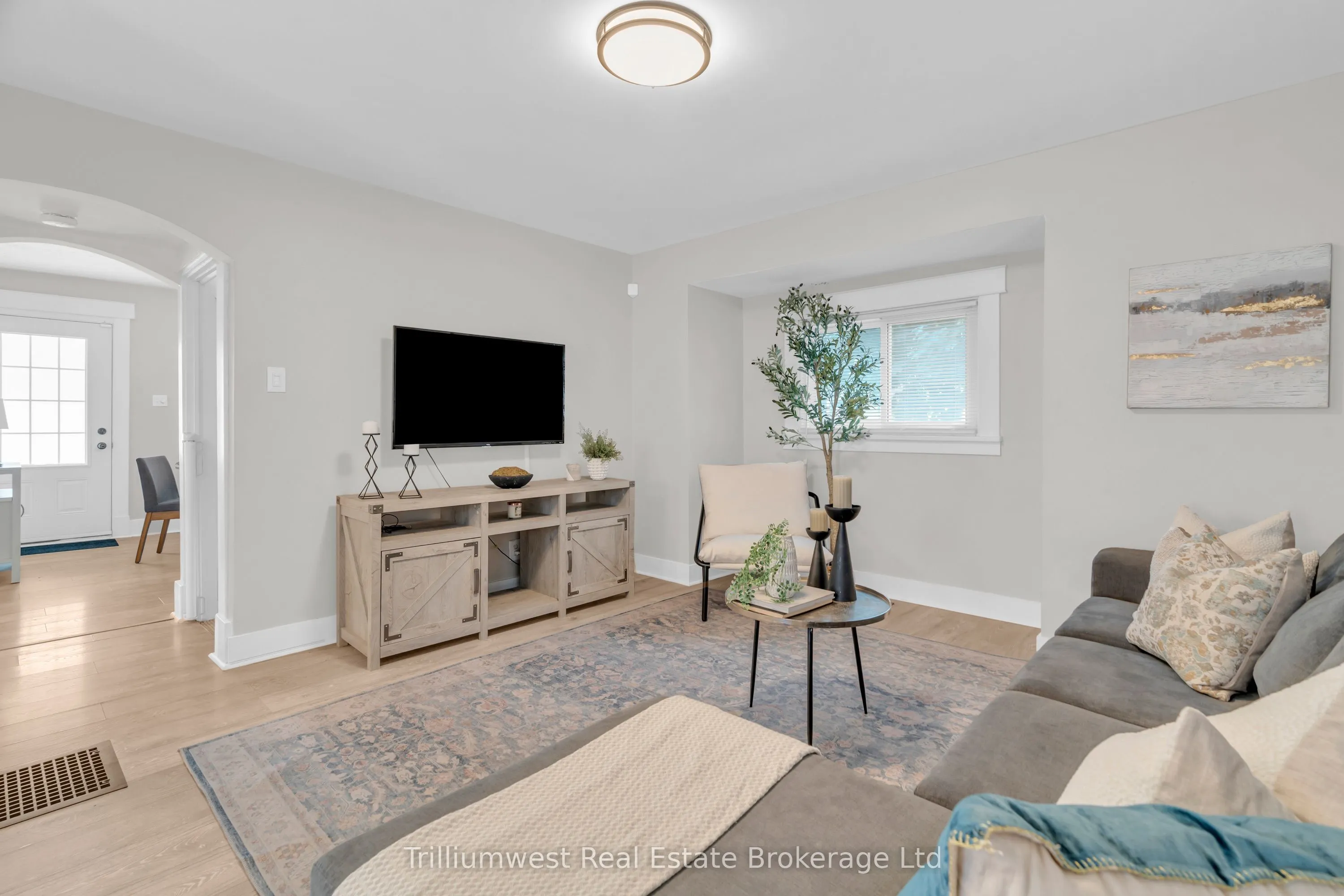 194 Dundas Street N