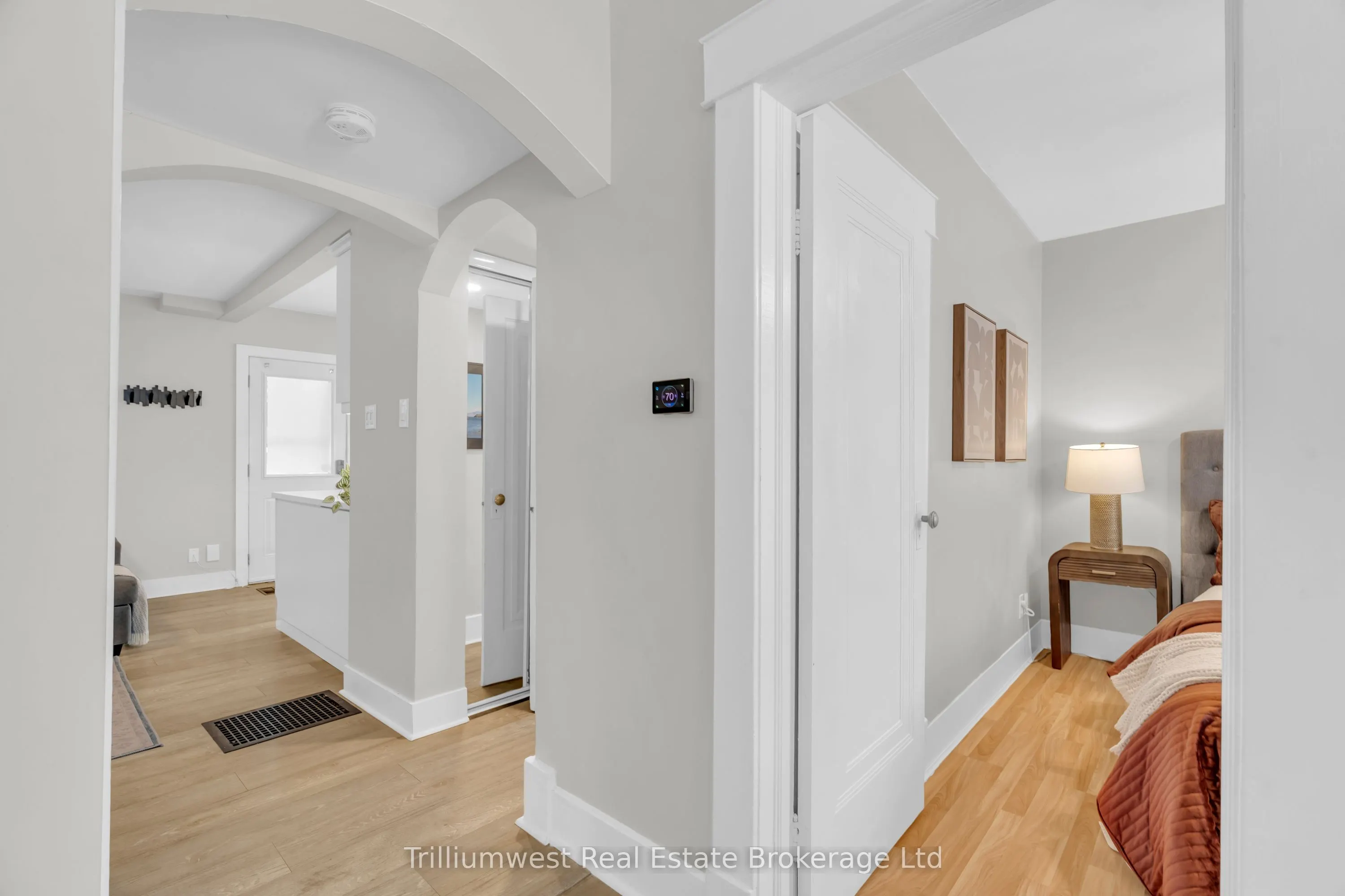 194 Dundas Street N