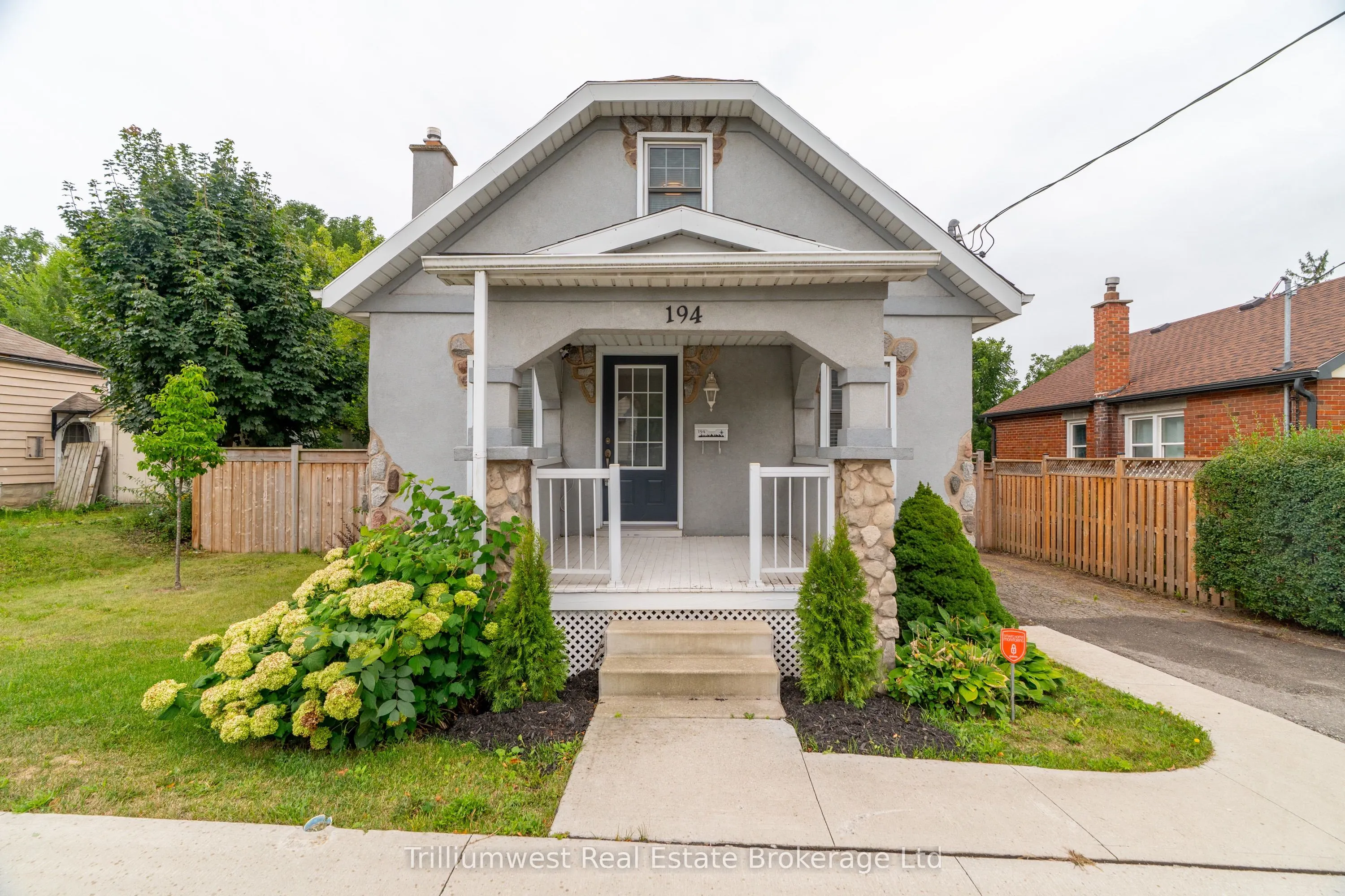 194 Dundas Street N