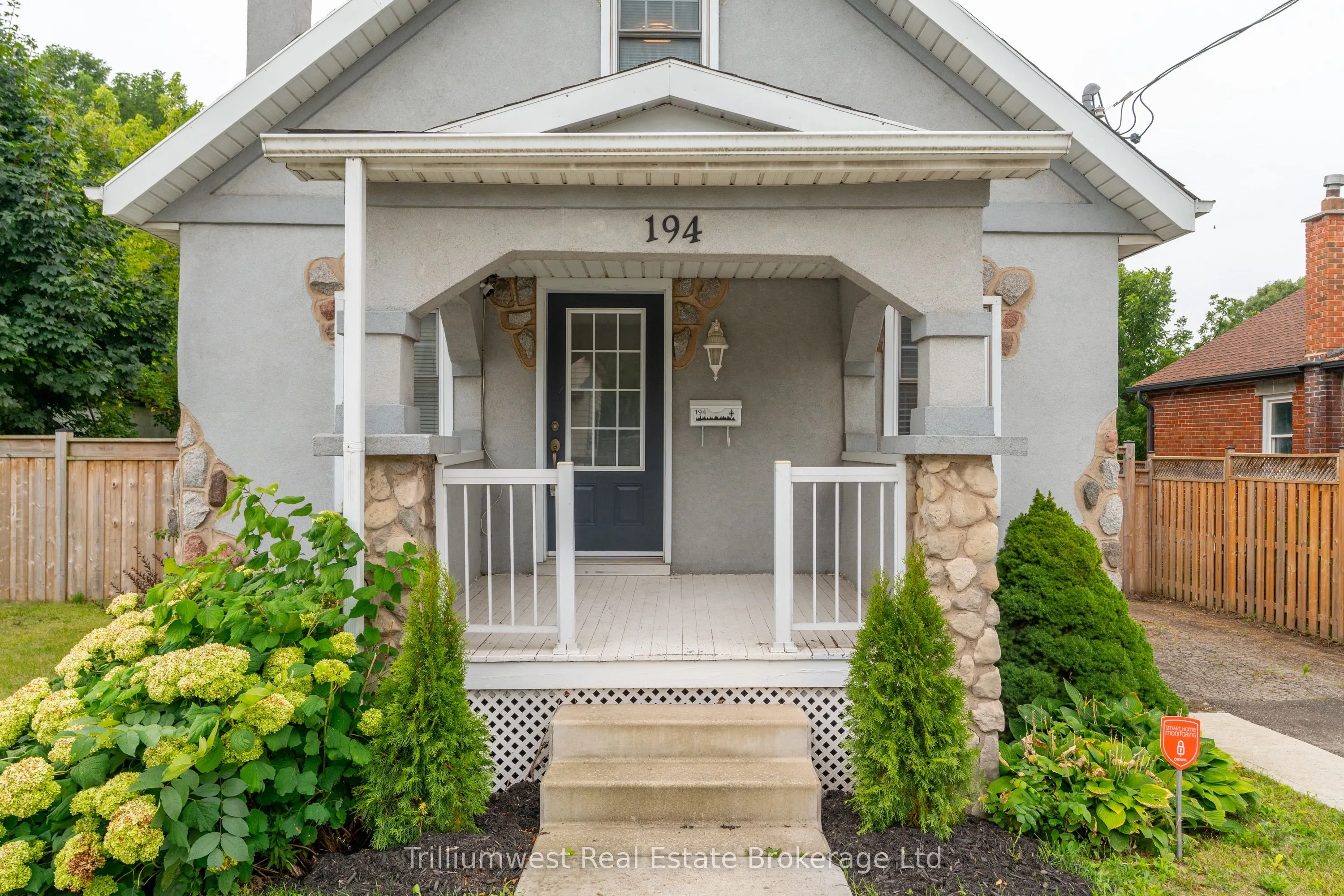 194 Dundas Street N