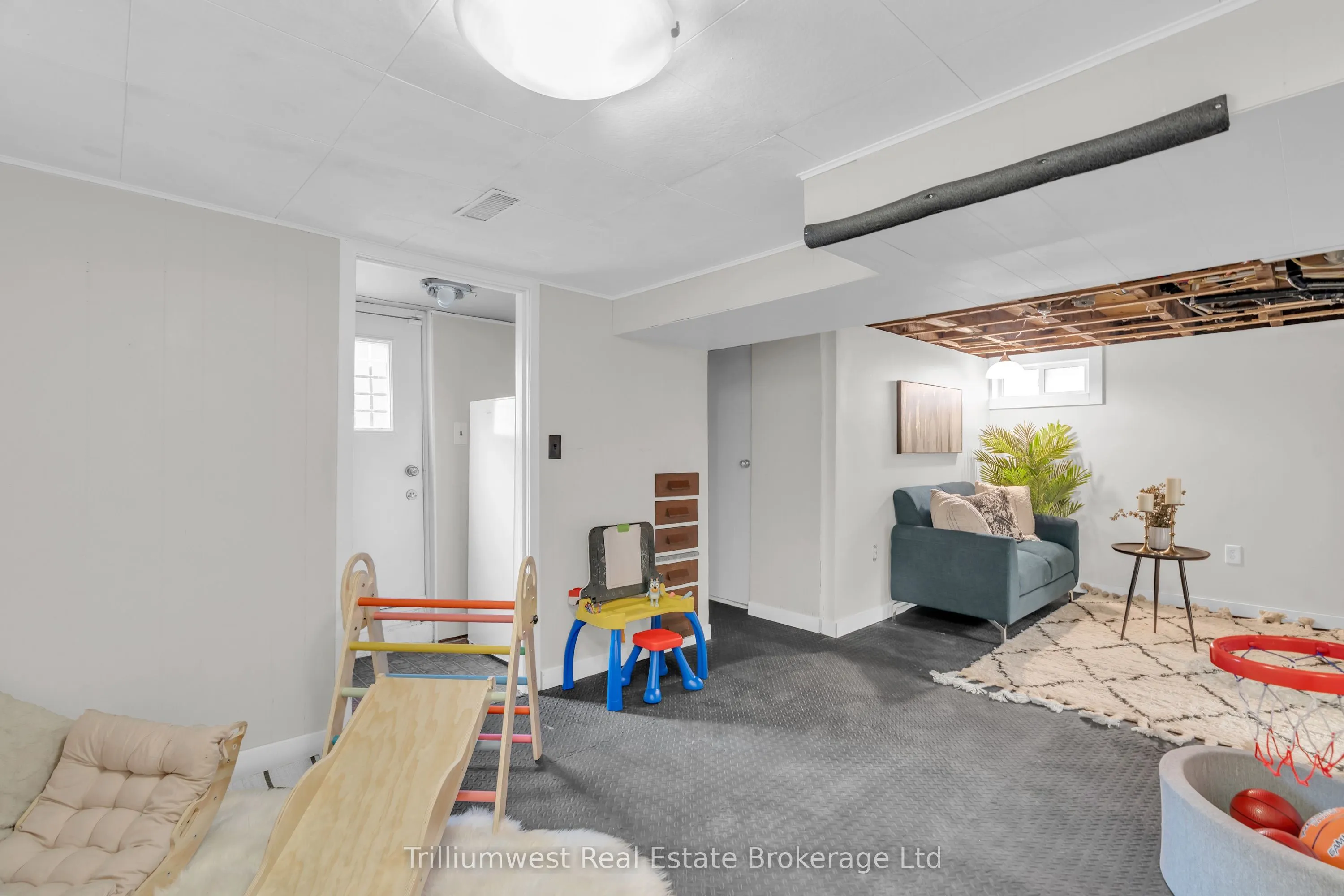 194 Dundas Street N