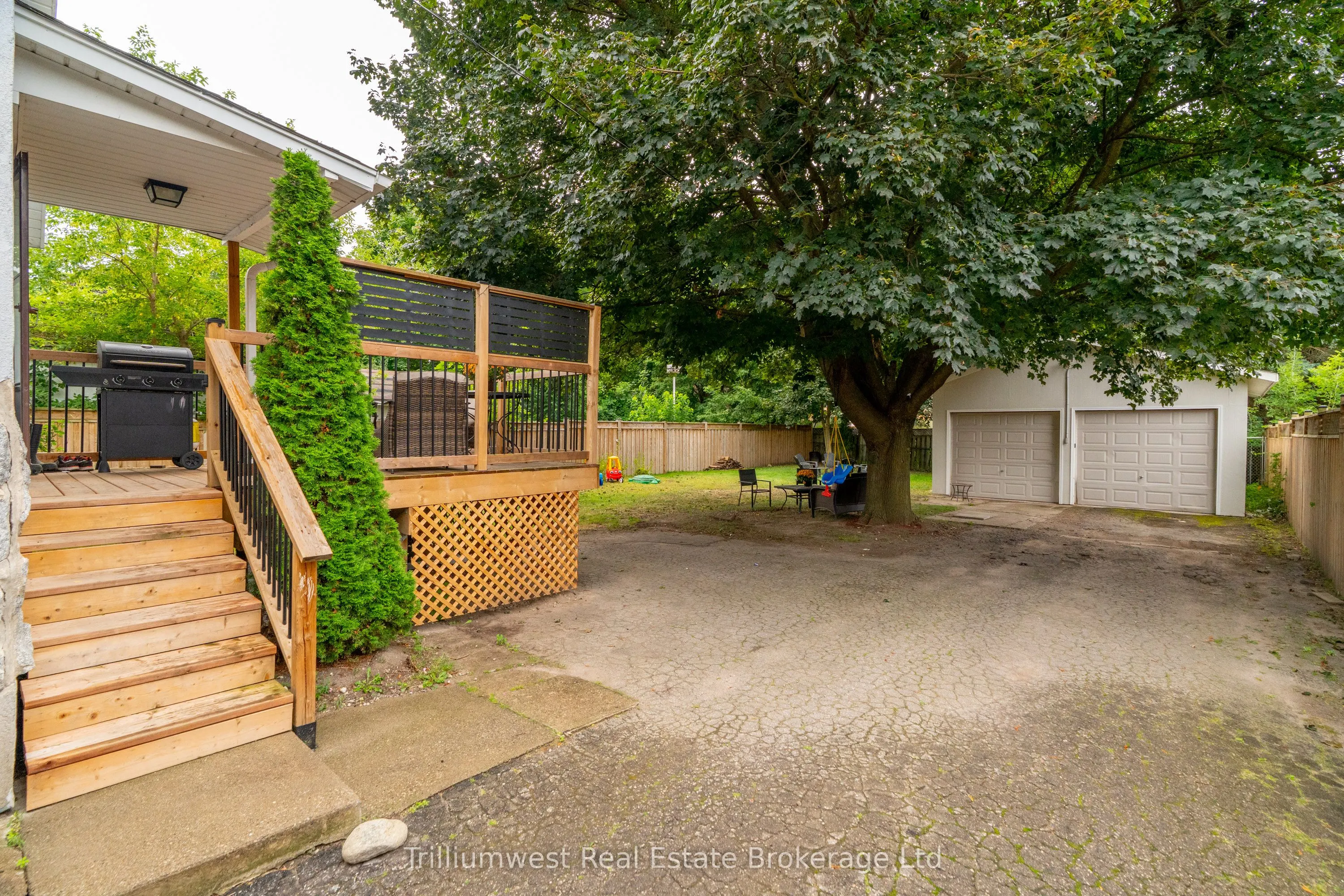 194 Dundas Street N