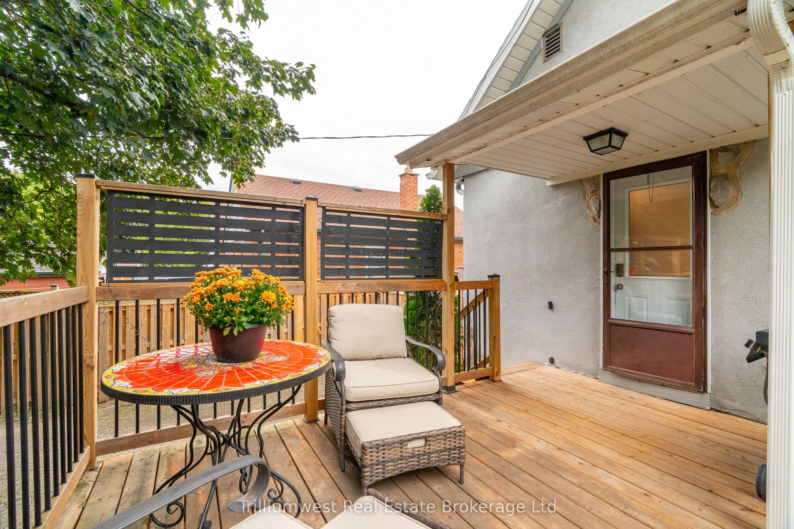 194 Dundas Street N