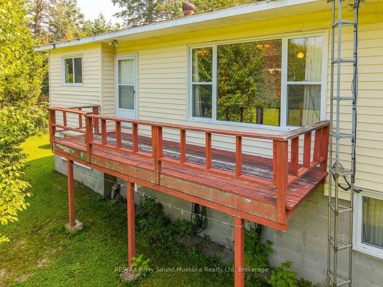 86 Lakeside Crescent