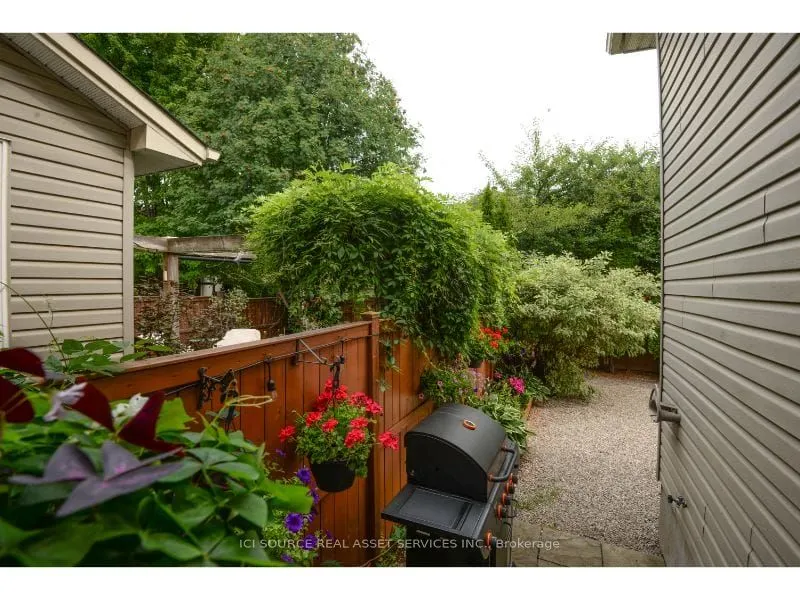 25 Saddlesmith Circle