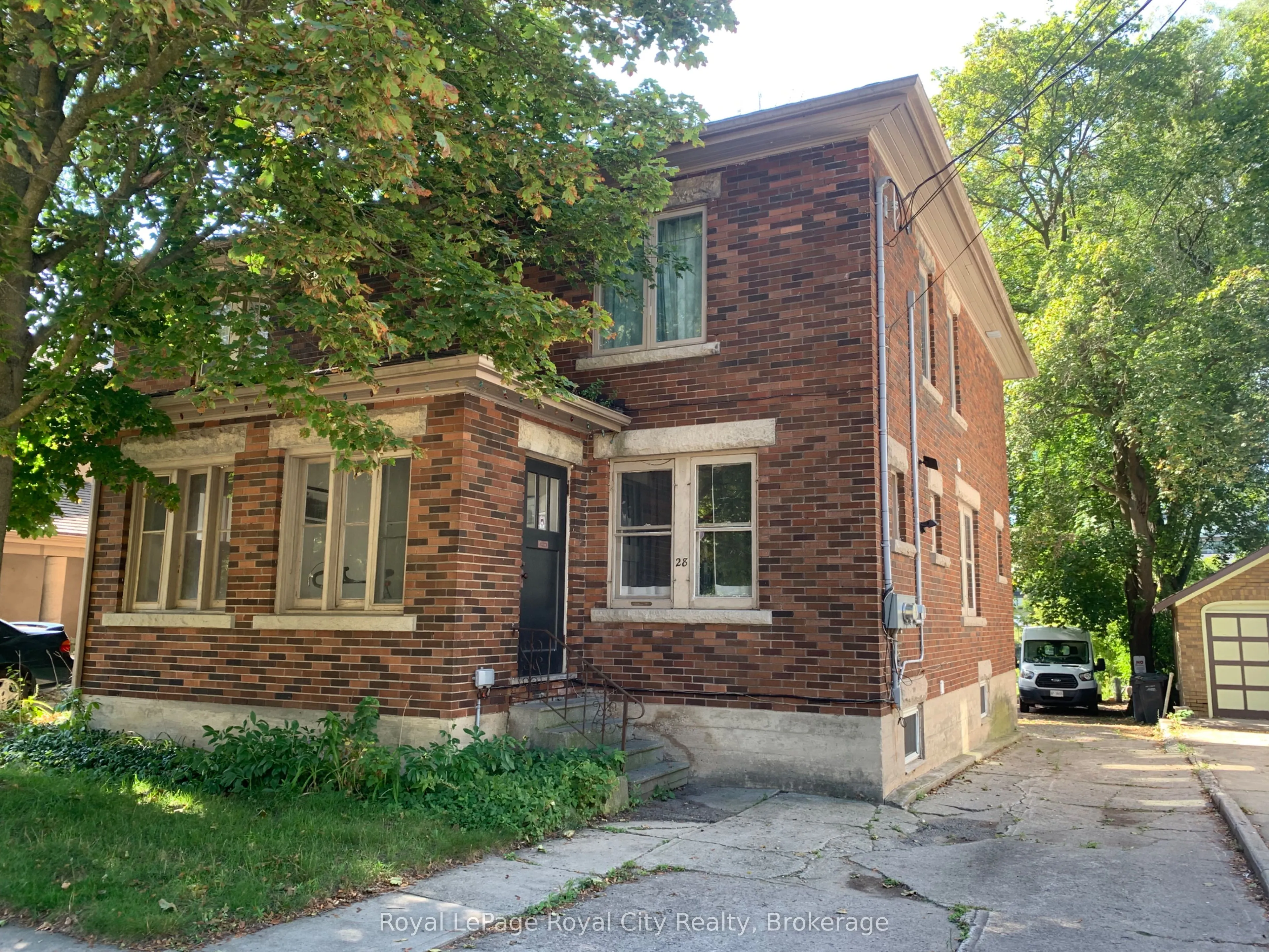 28 Arthur Street N, #D