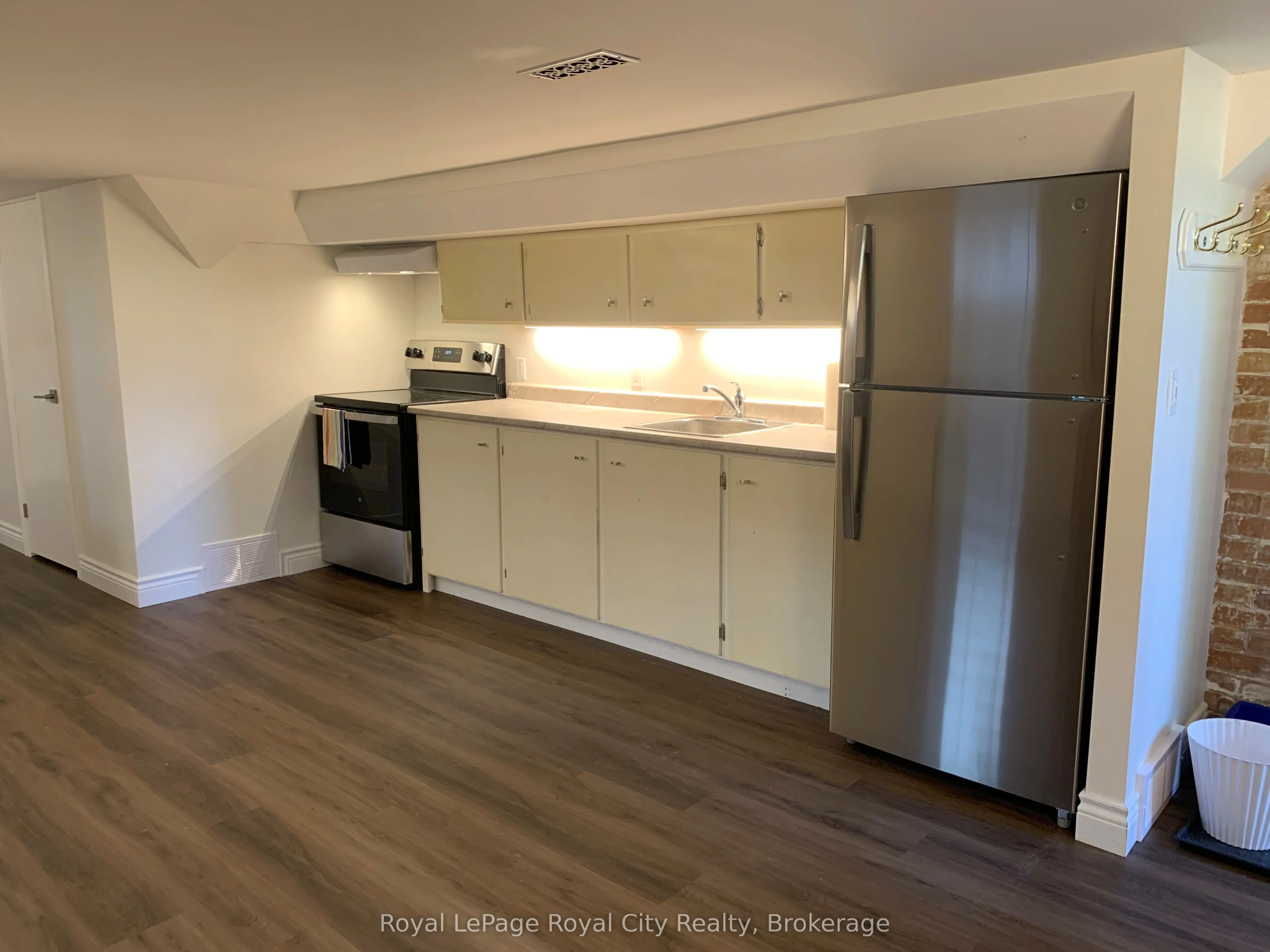 28 Arthur Street N, #D