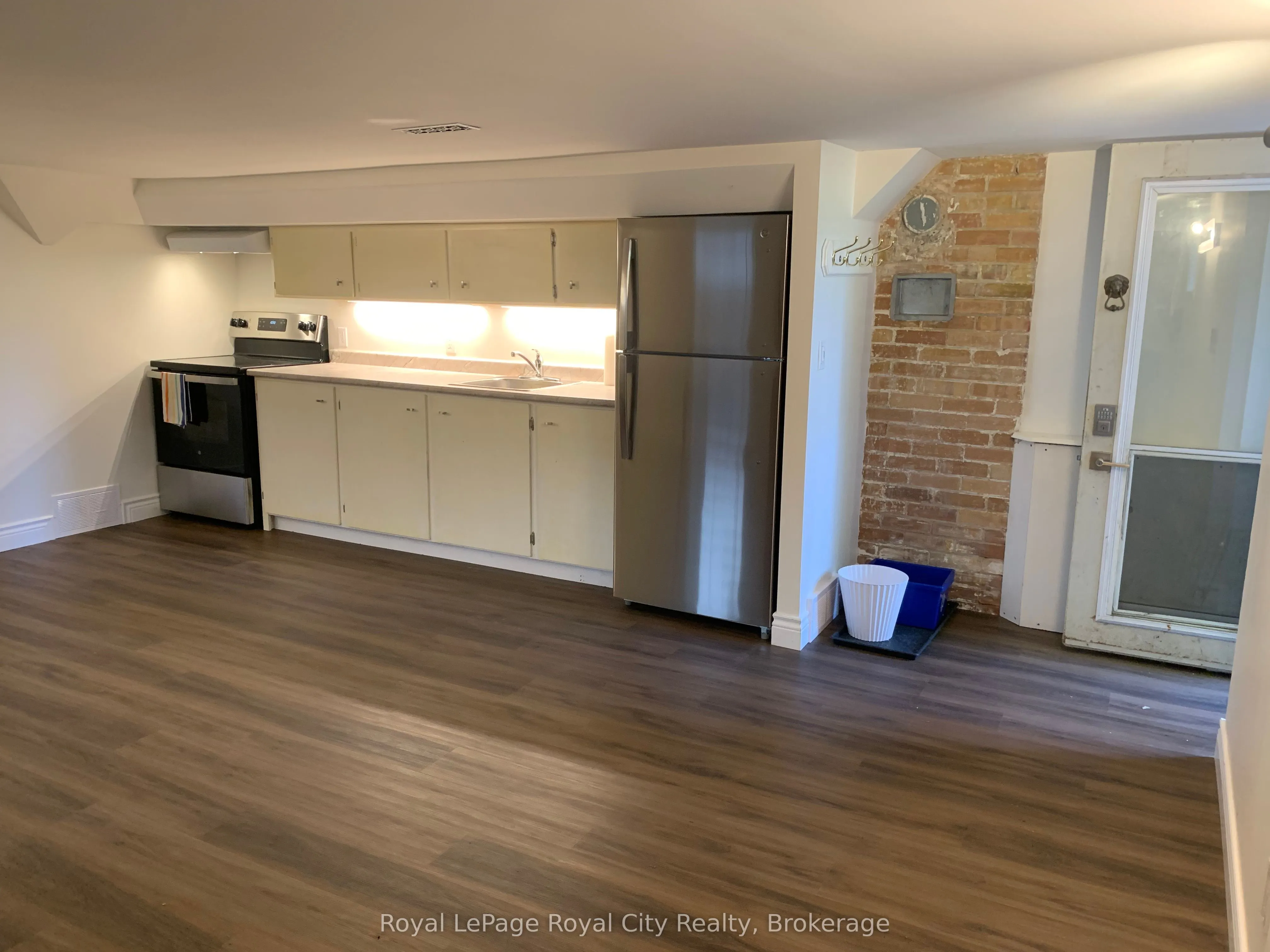 28 Arthur Street N, #D