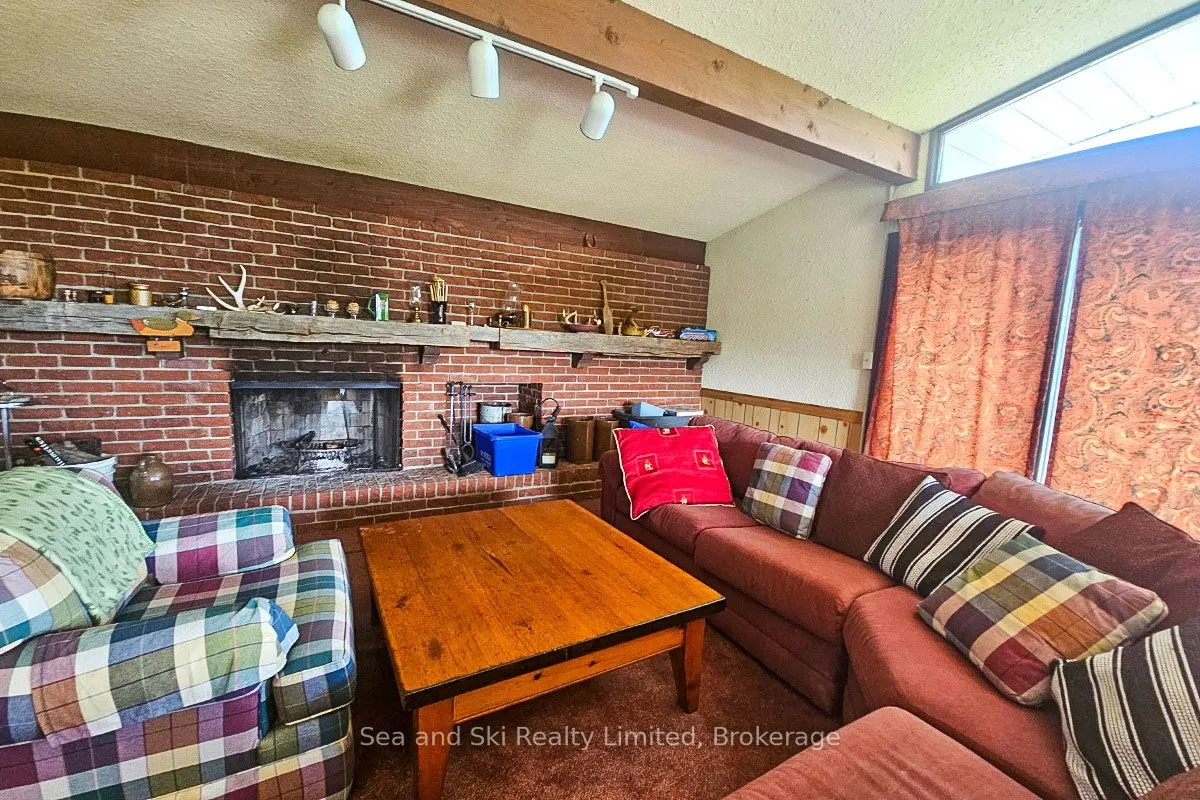 195908 Grey Road 7 Road S