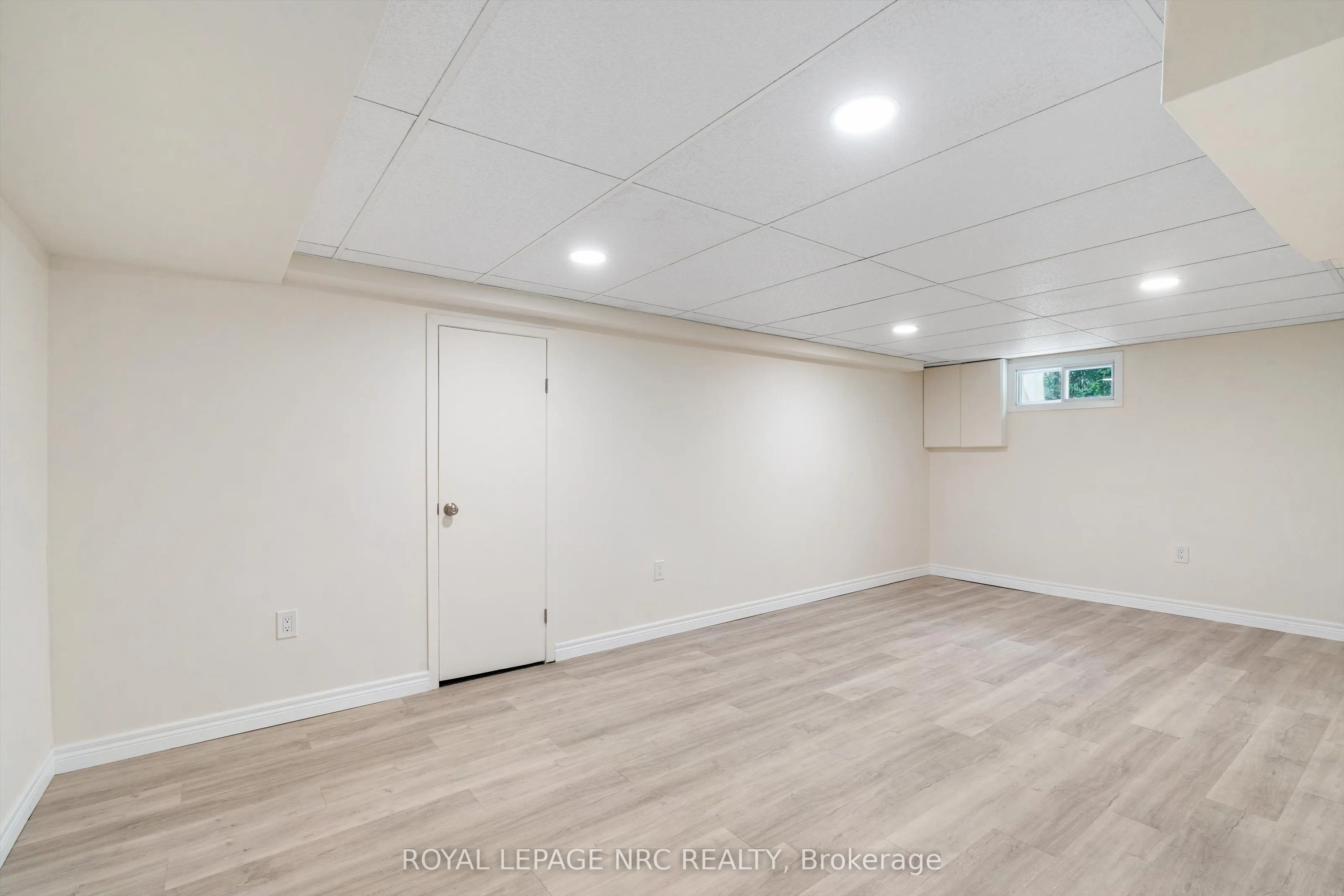 3 East Lynn Street E