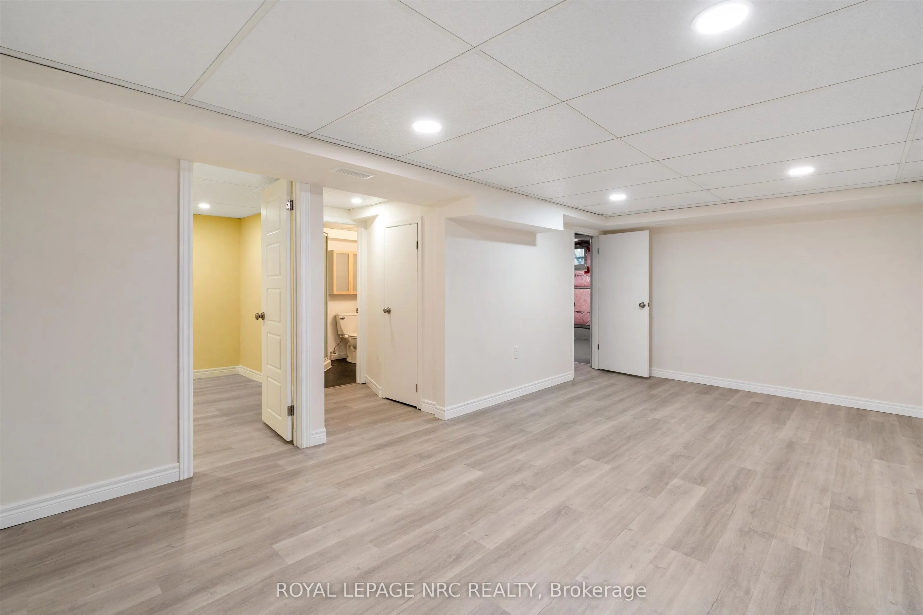 3 East Lynn Street E