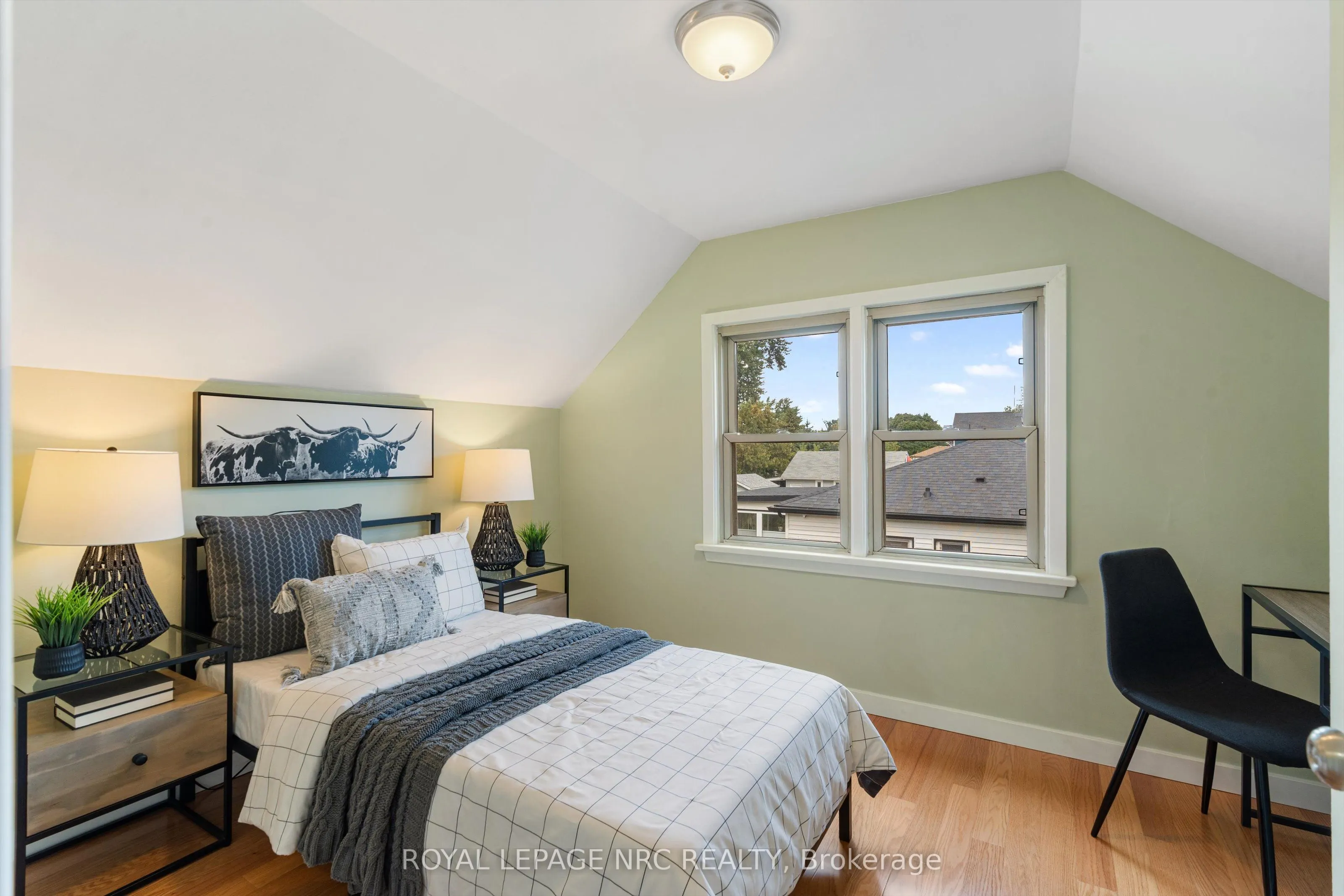 3 East Lynn Street E