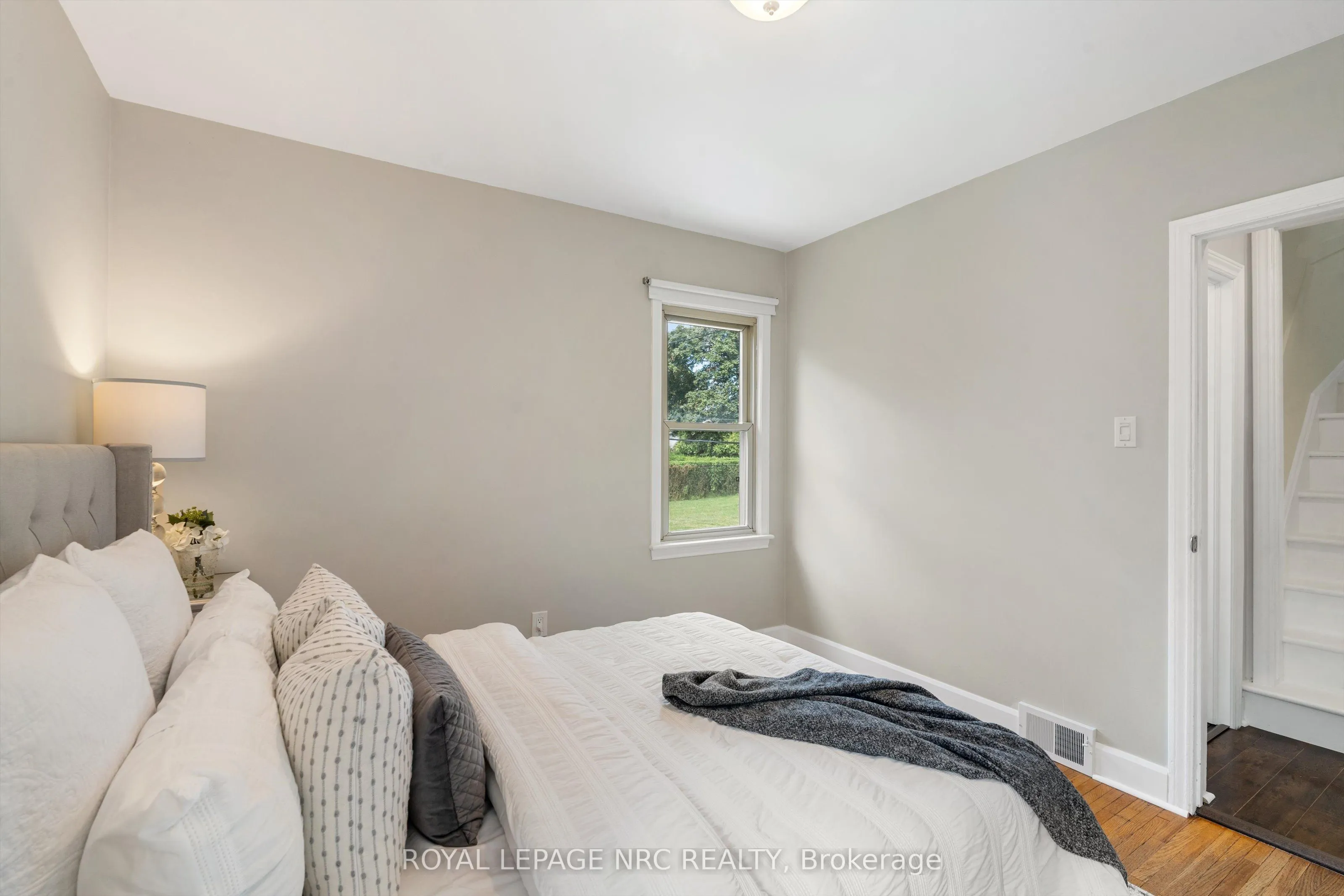 3 East Lynn Street E