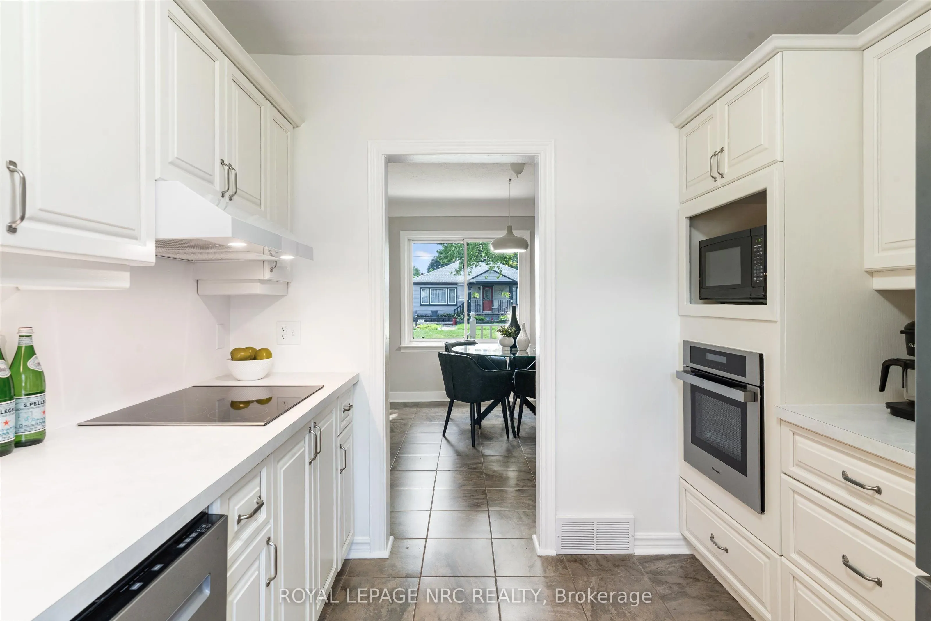 3 East Lynn Street E