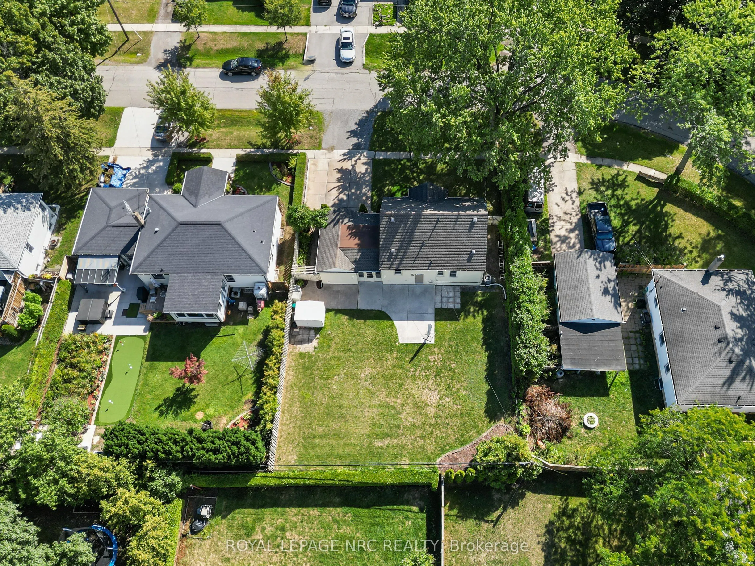 3 East Lynn Street E