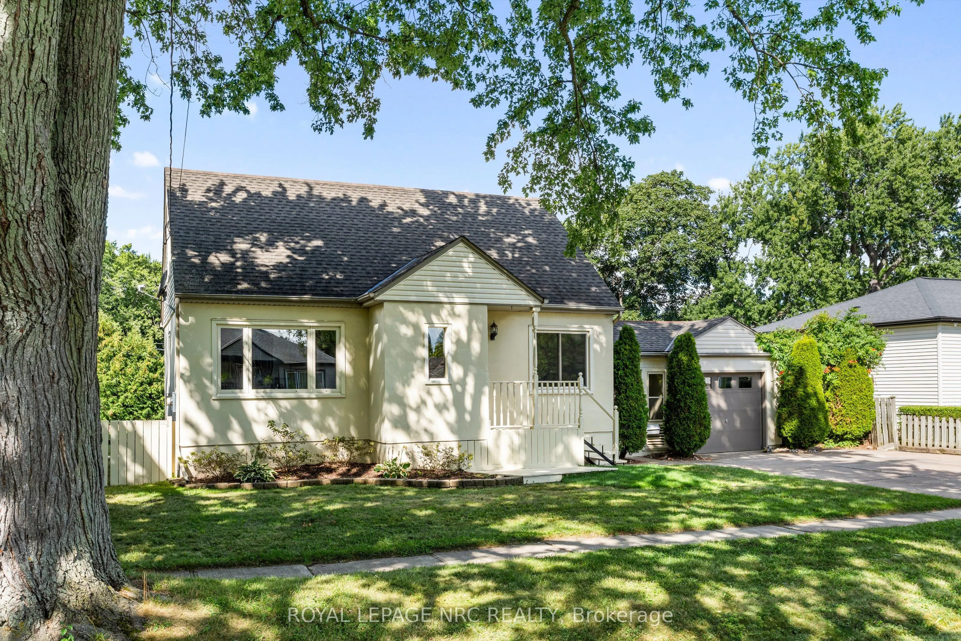 3 East Lynn Street E