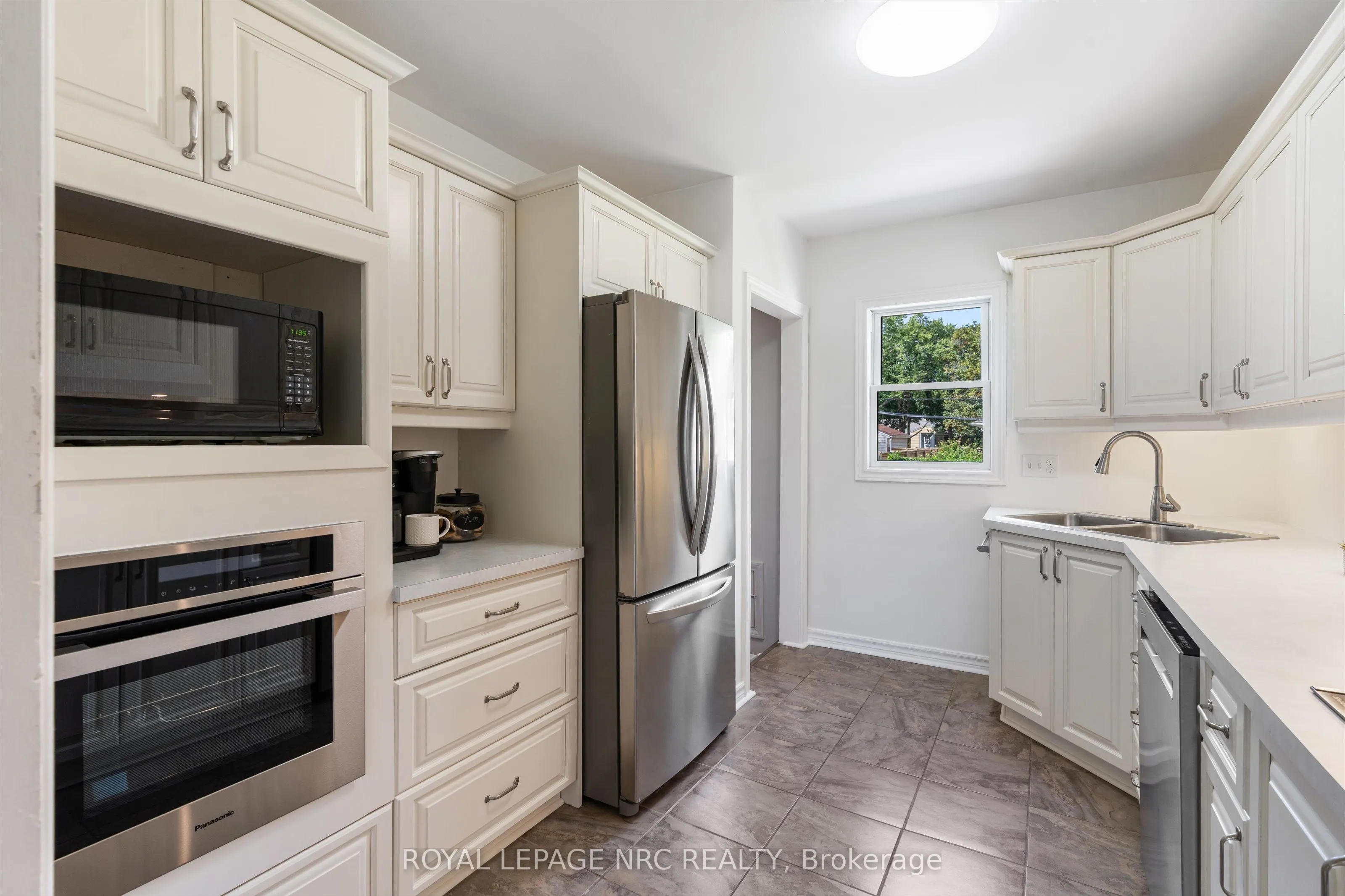 3 East Lynn Street E