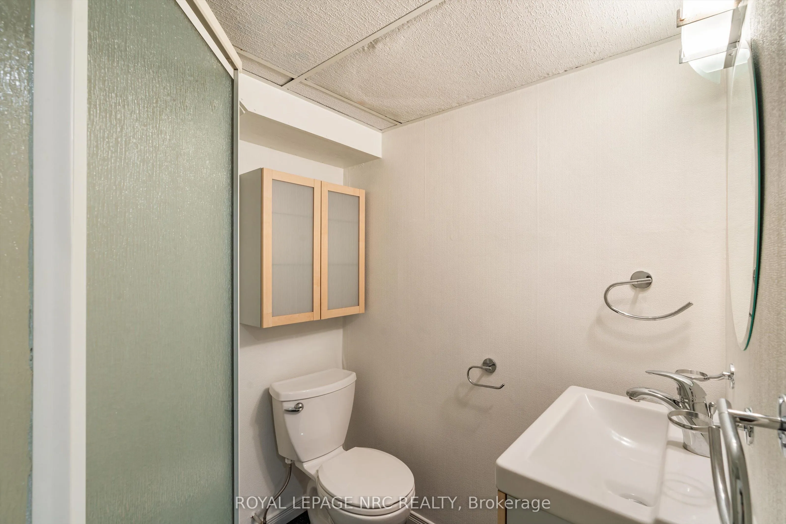 3 East Lynn Street E