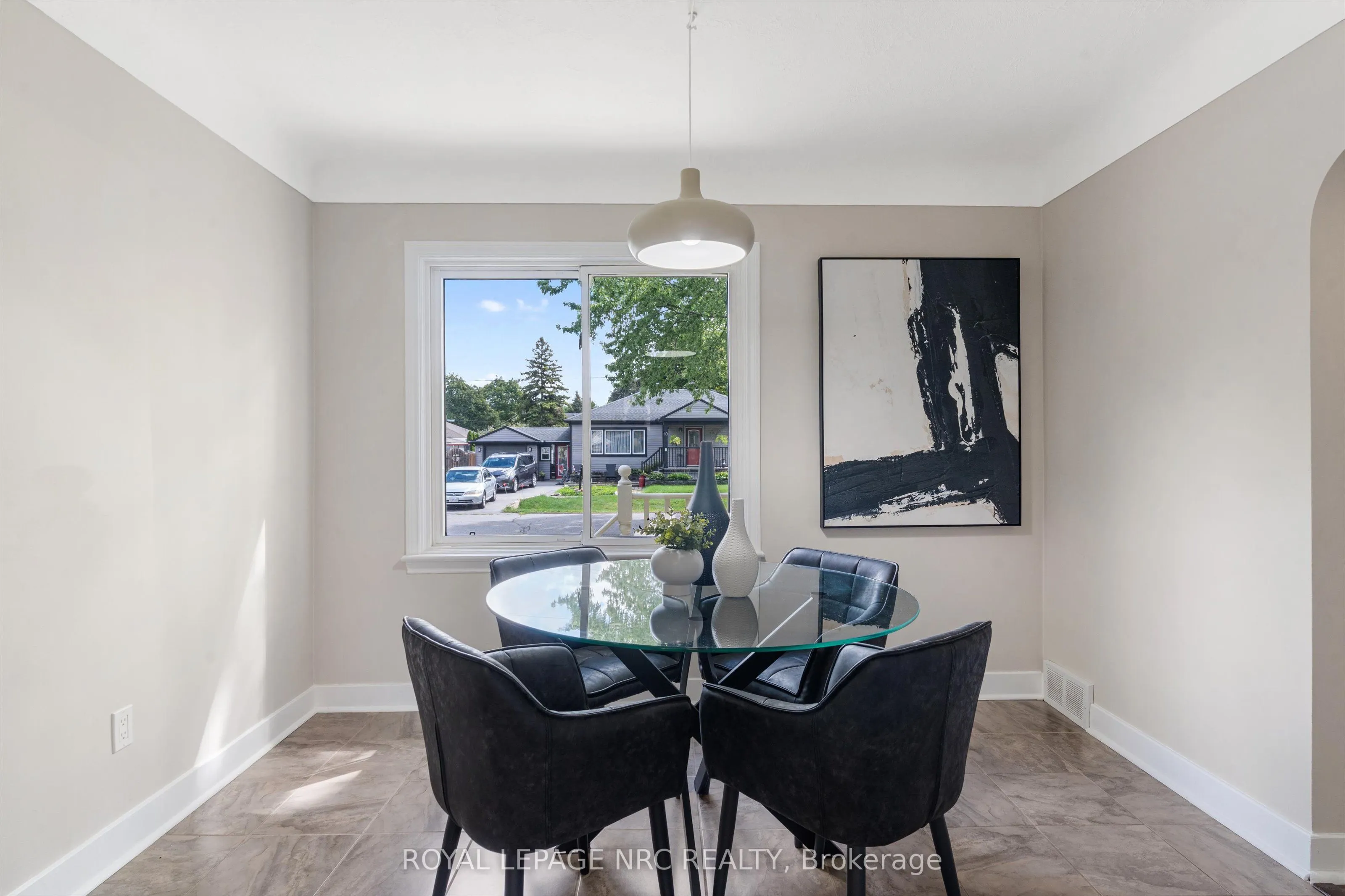 3 East Lynn Street E