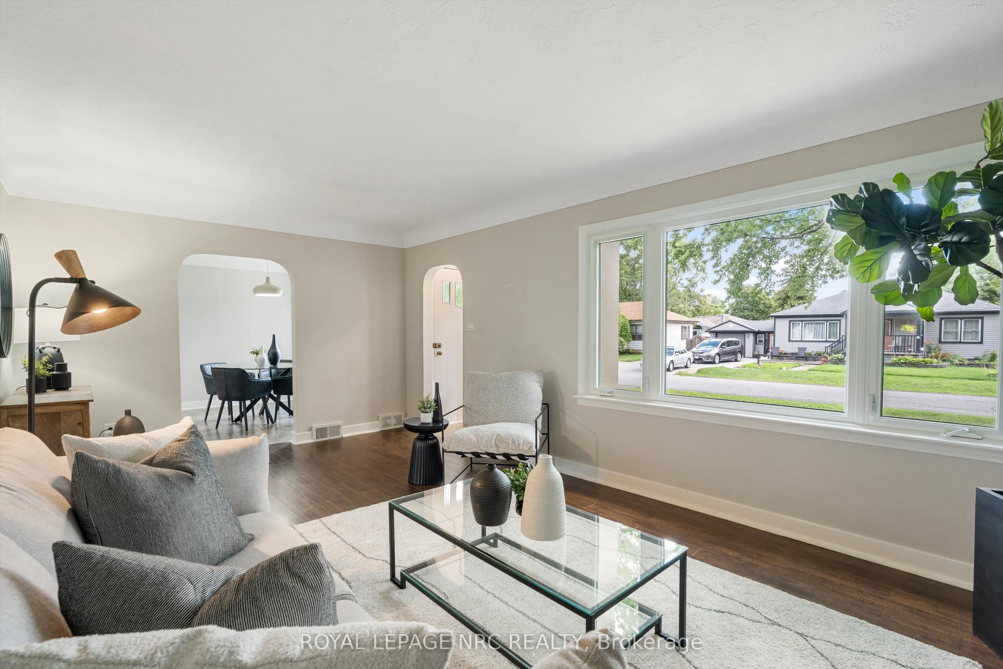 3 East Lynn Street E