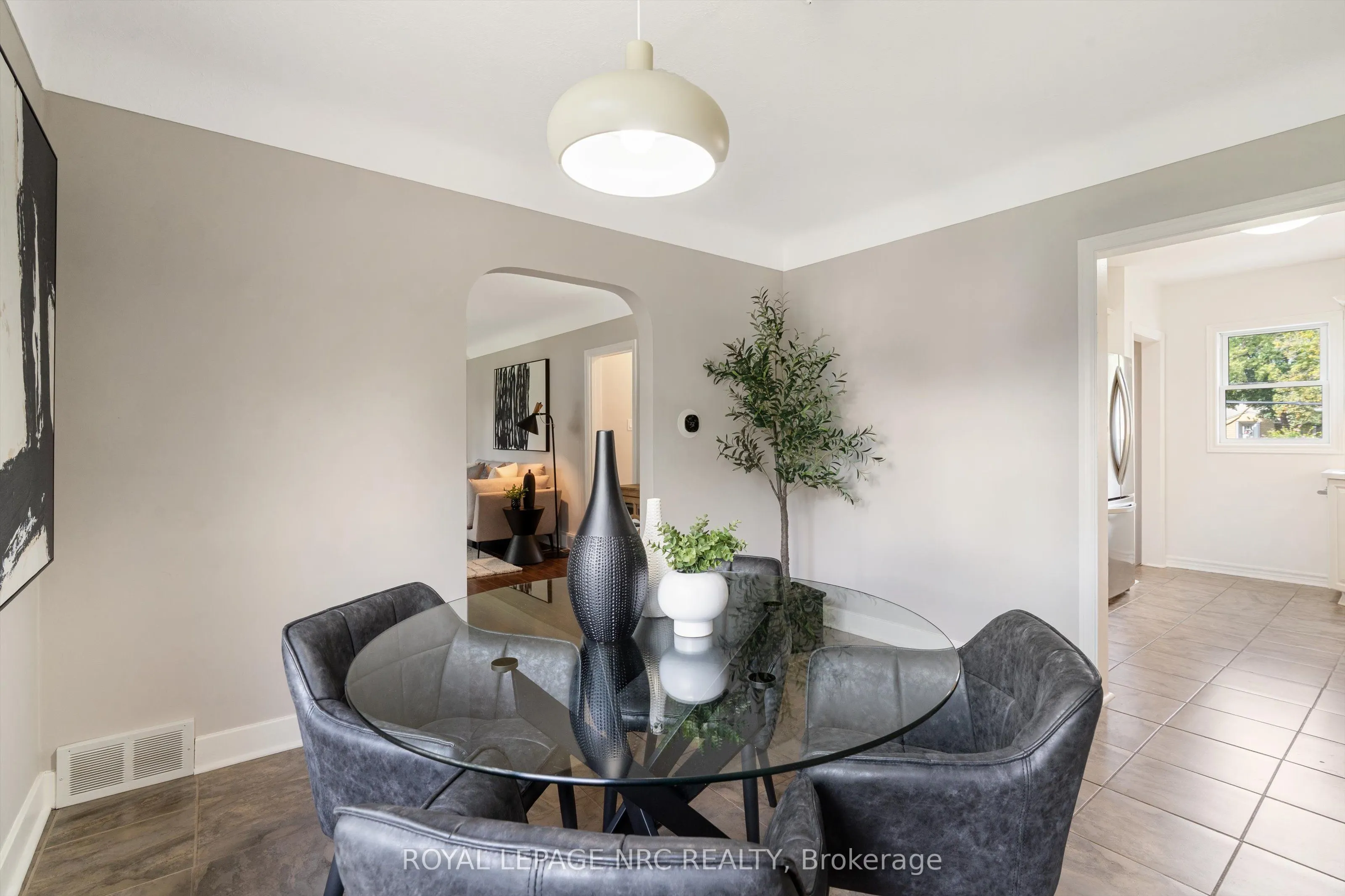 3 East Lynn Street E