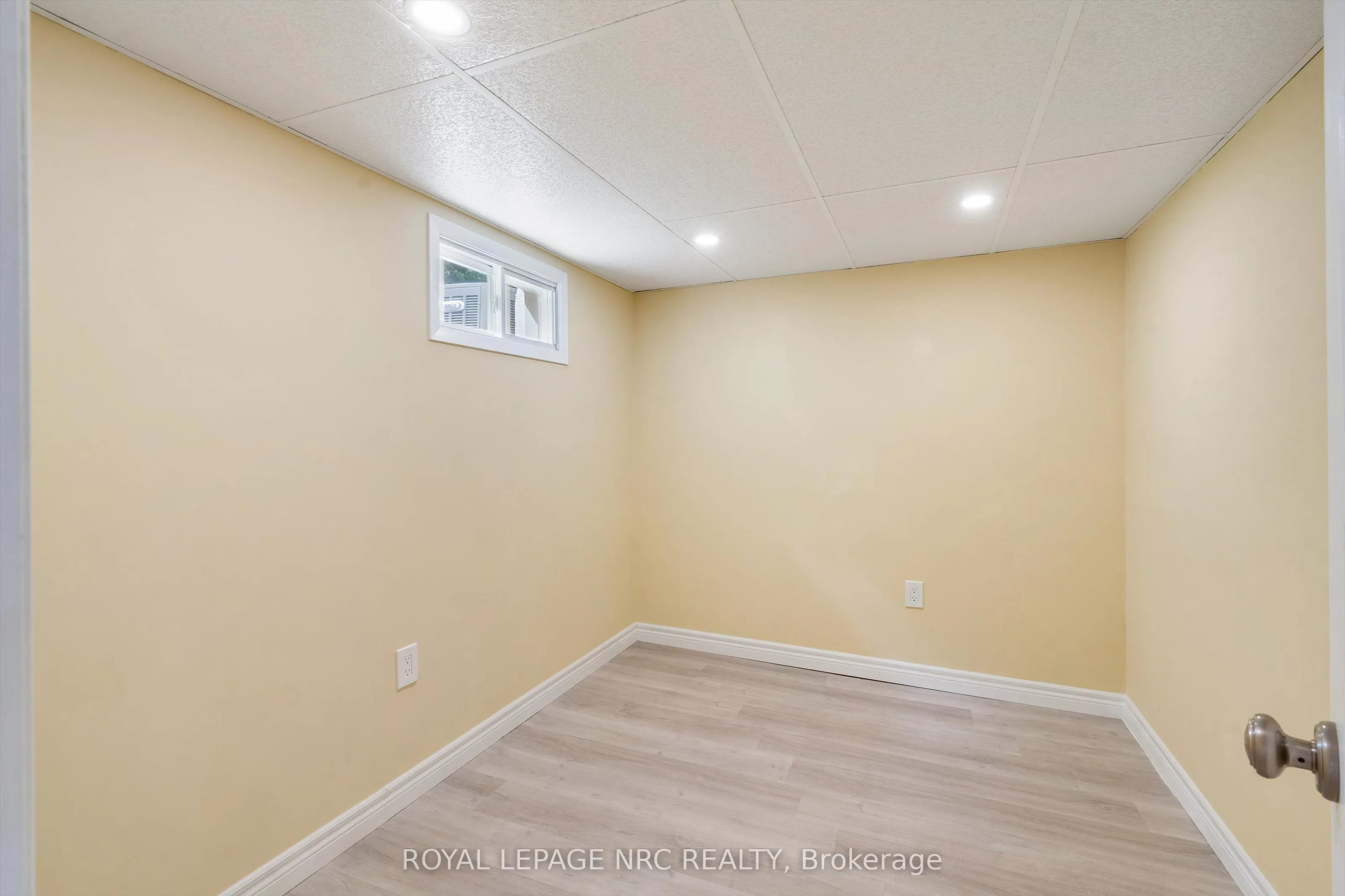 3 East Lynn Street E