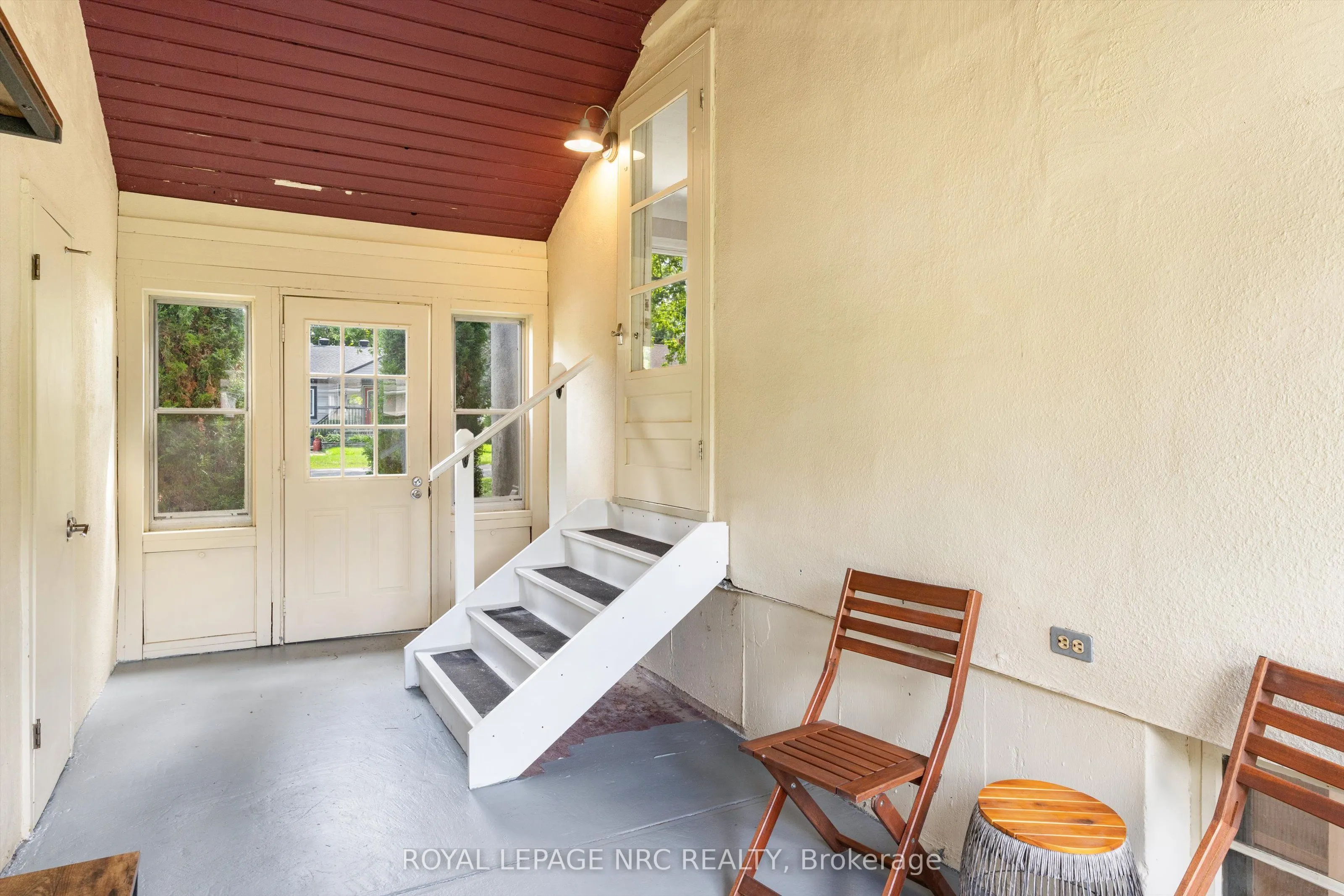 3 East Lynn Street E
