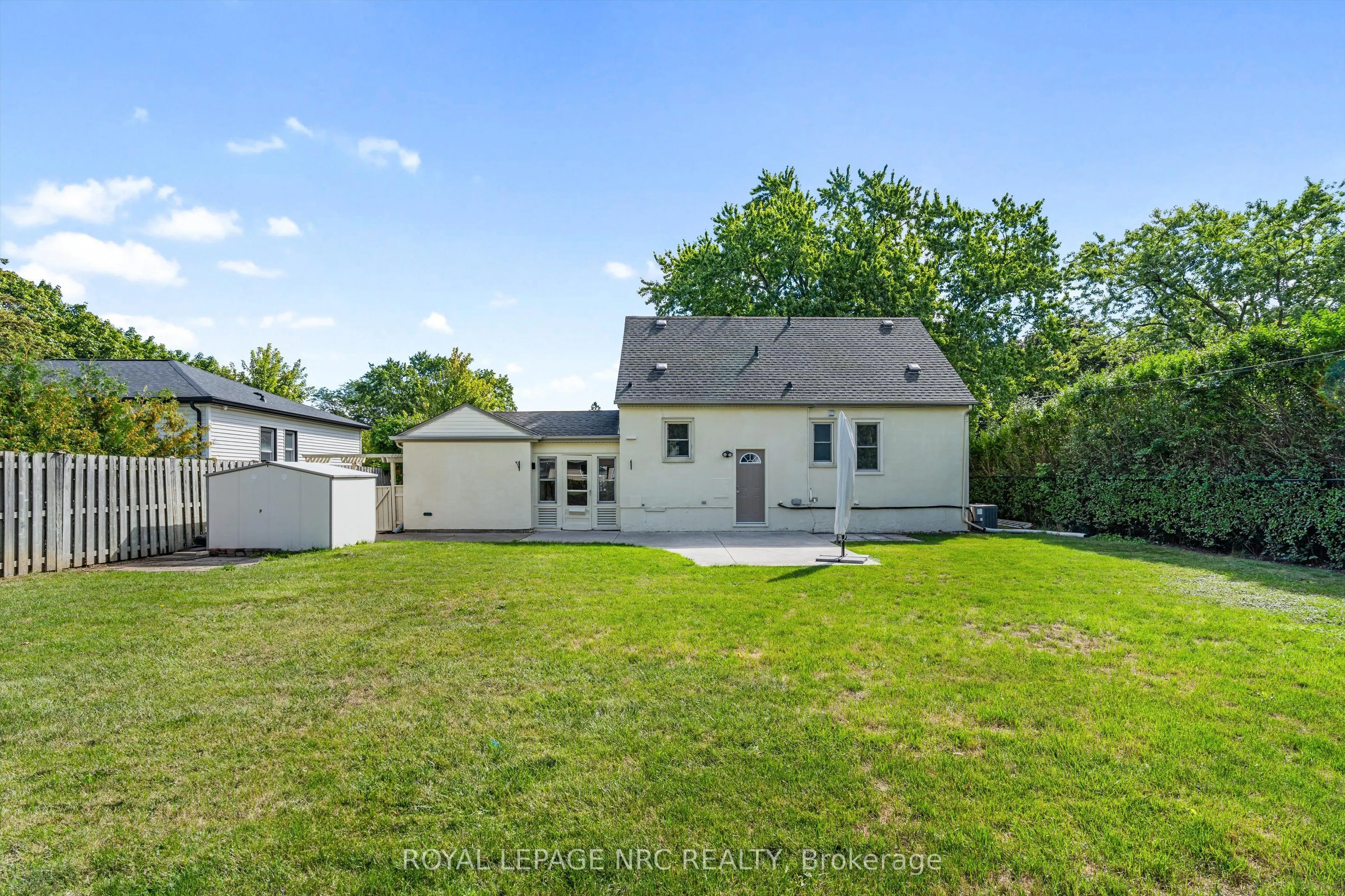 3 East Lynn Street E