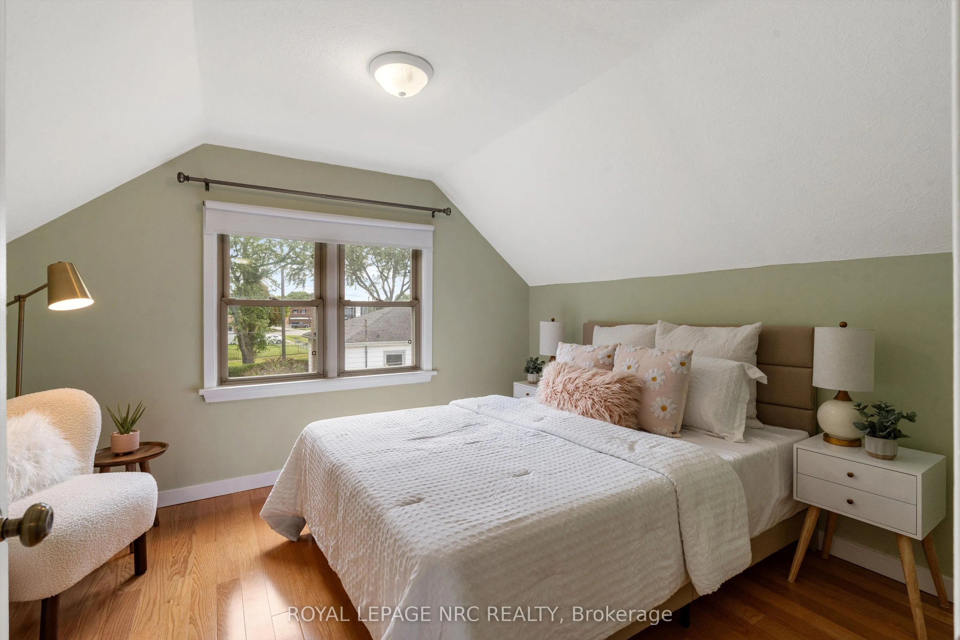 3 East Lynn Street E