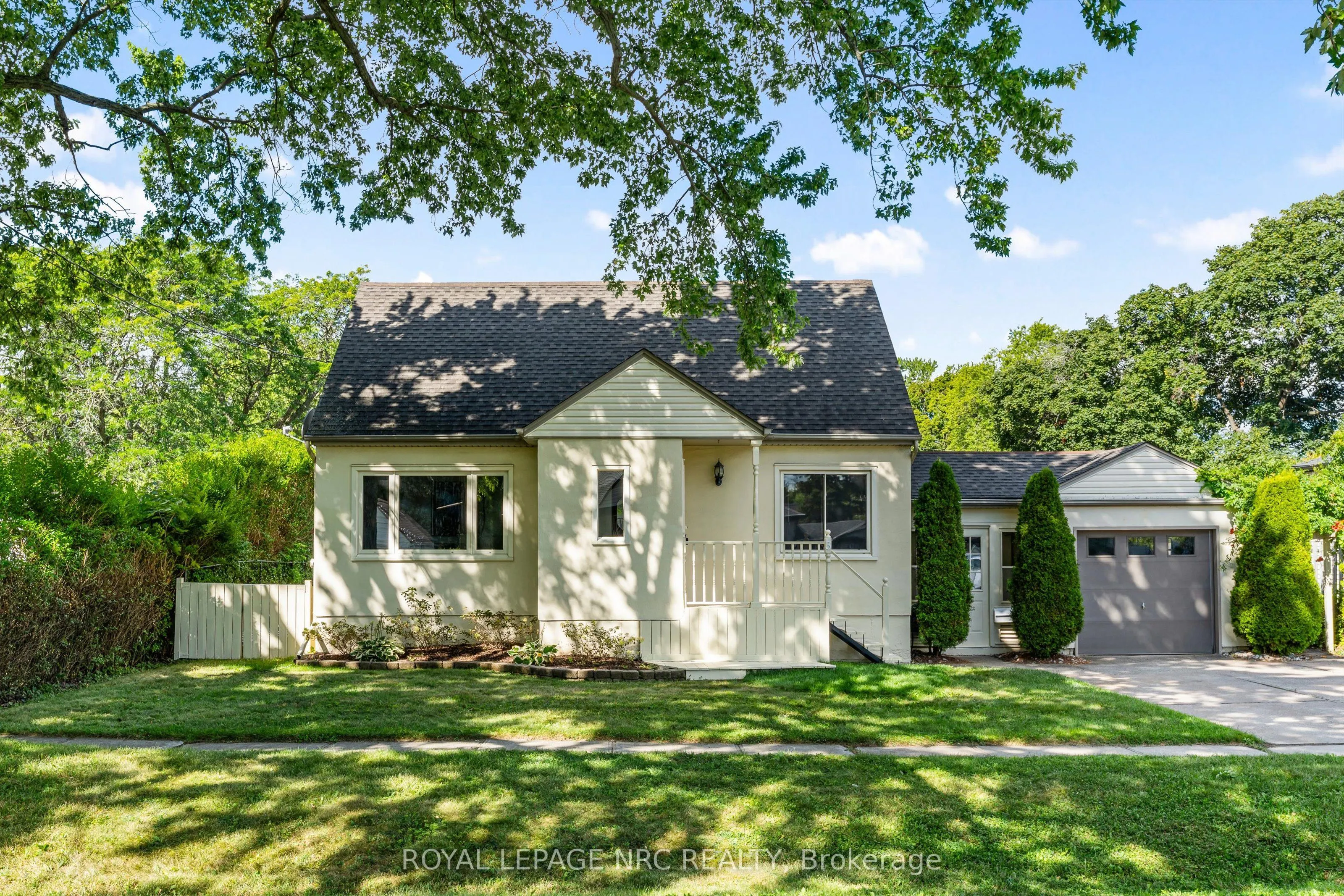 3 East Lynn Street E