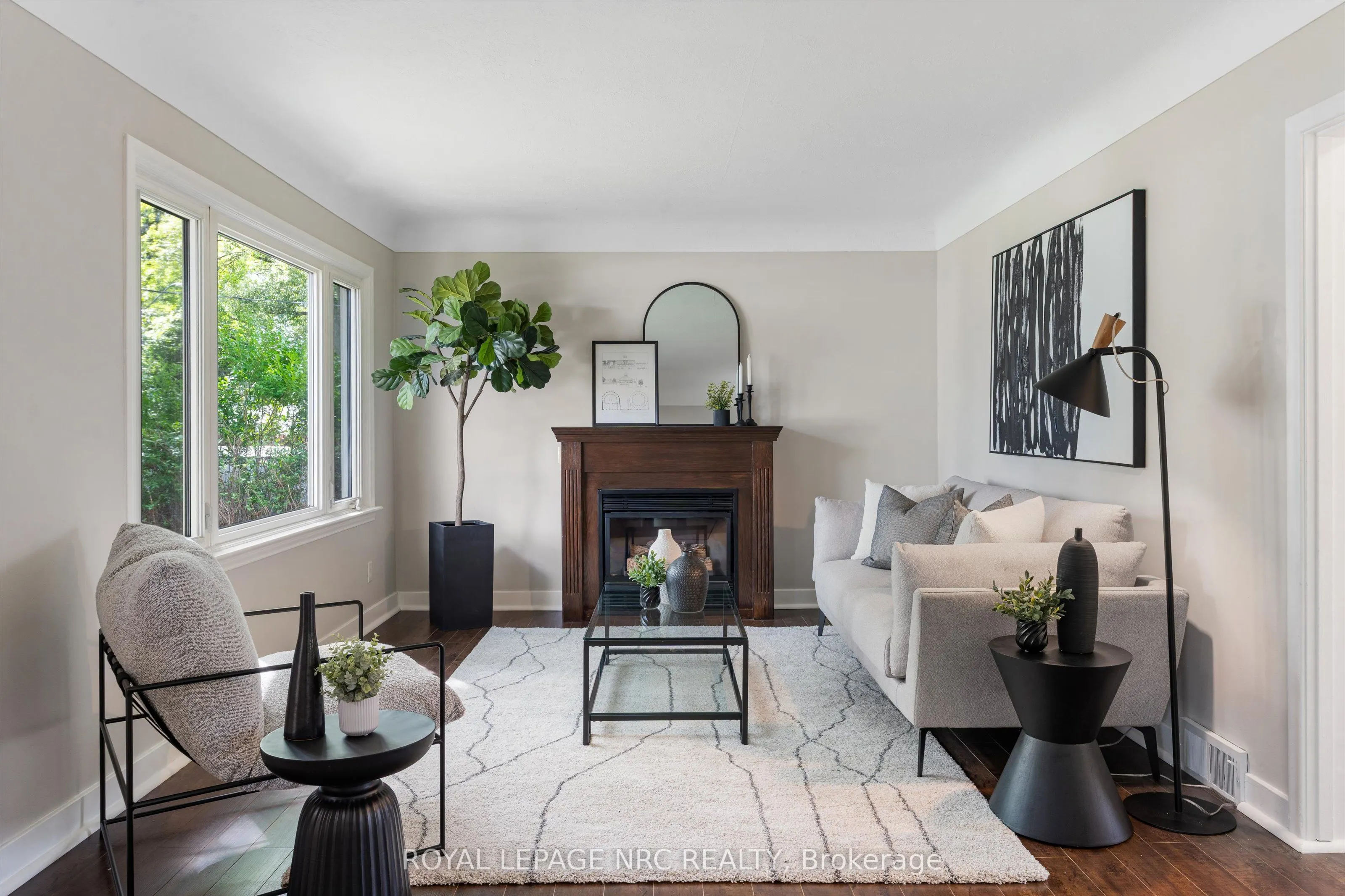 3 East Lynn Street E