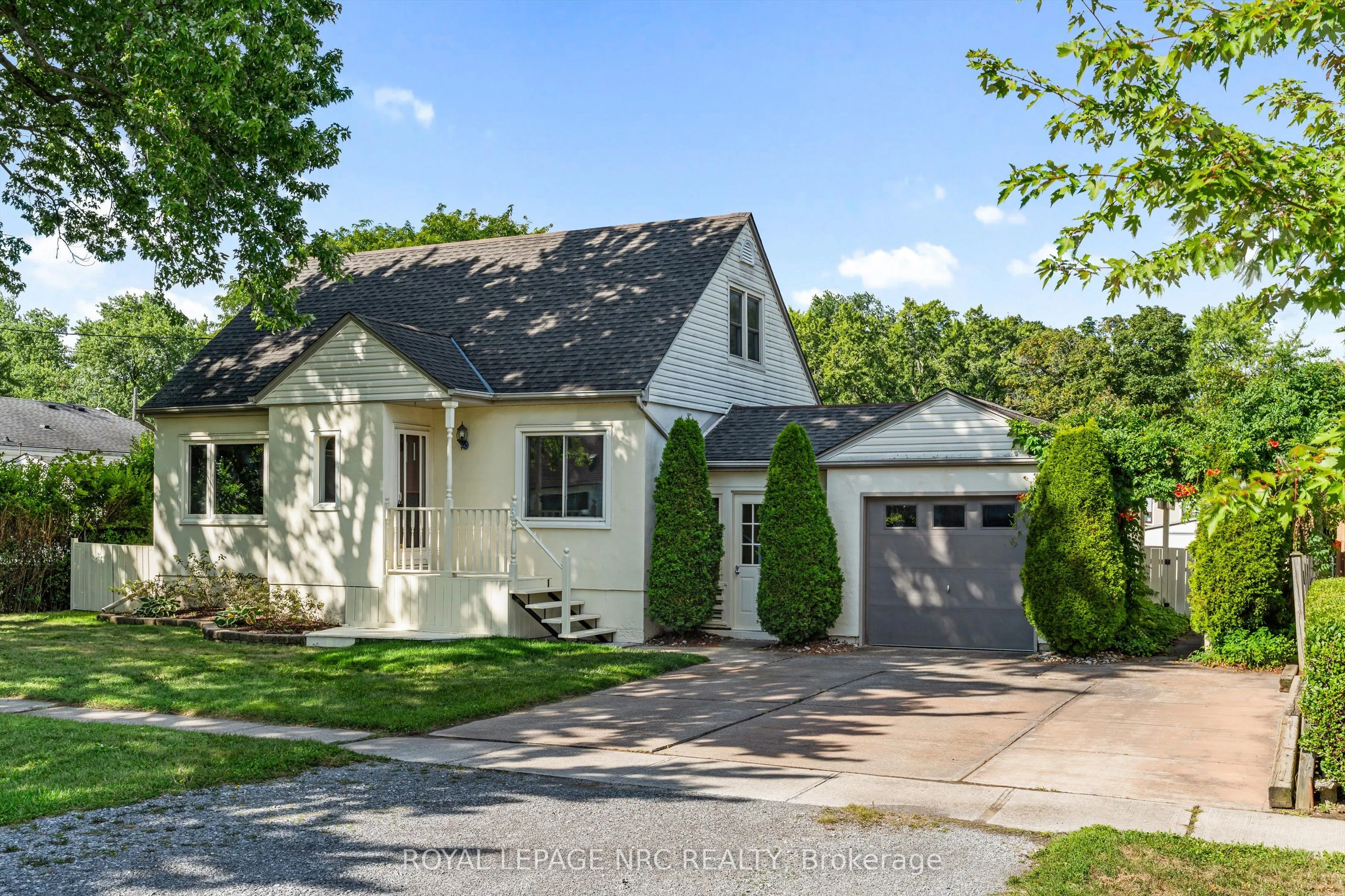 3 East Lynn Street E