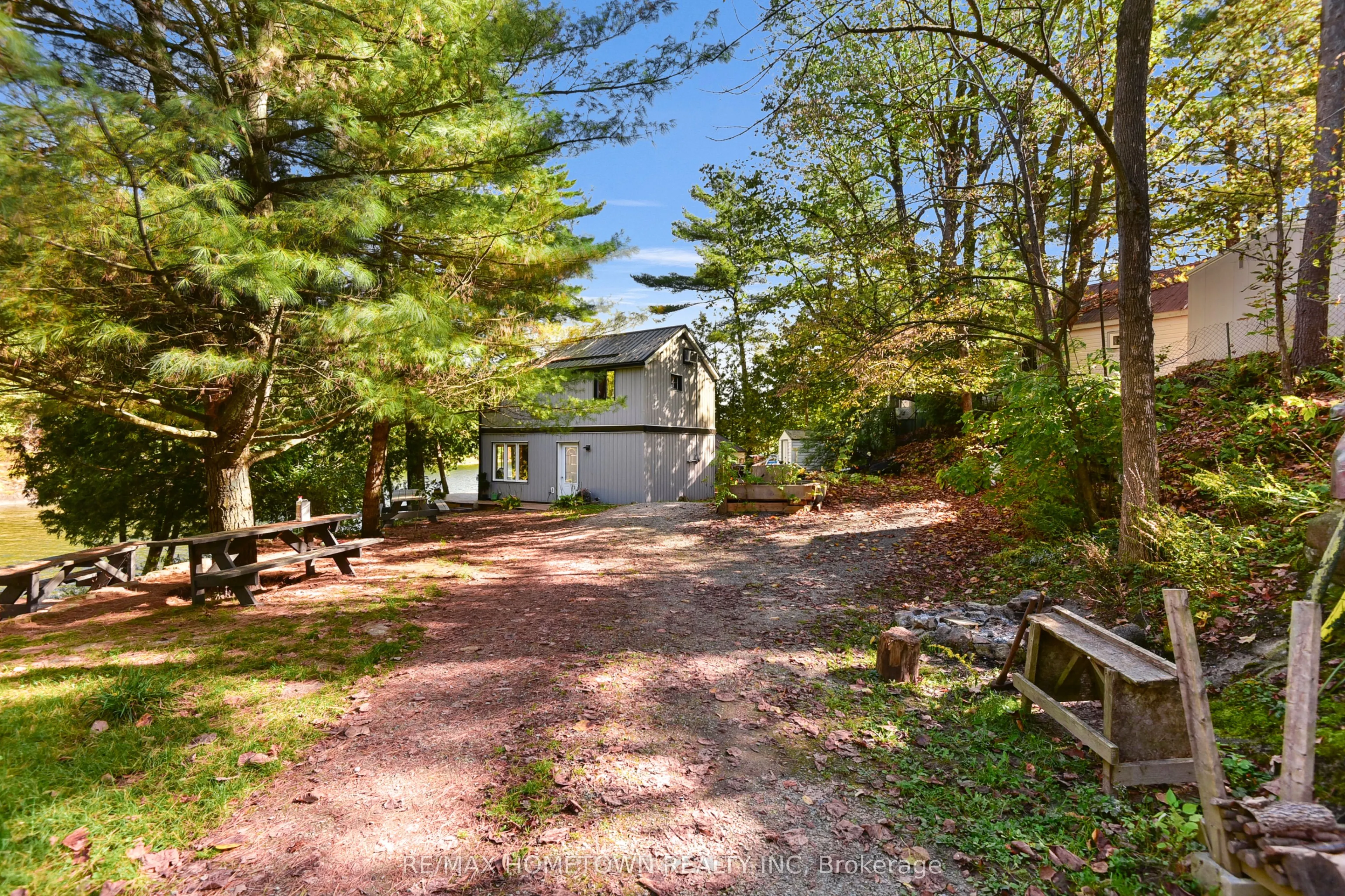 961 Narrows Lane