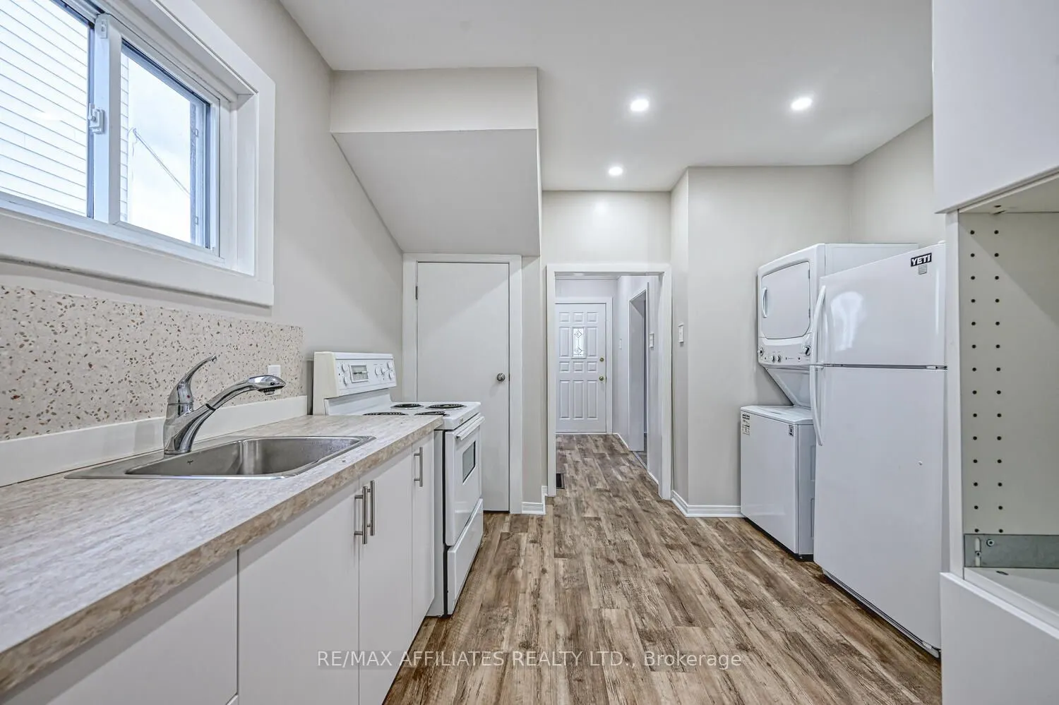 8 Winnifred Street N