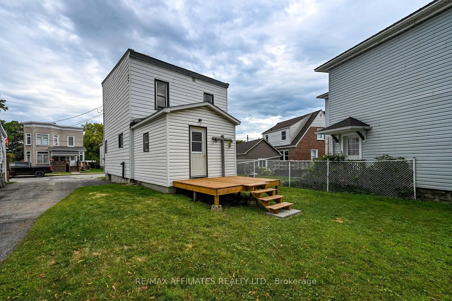 8 Winnifred Street N