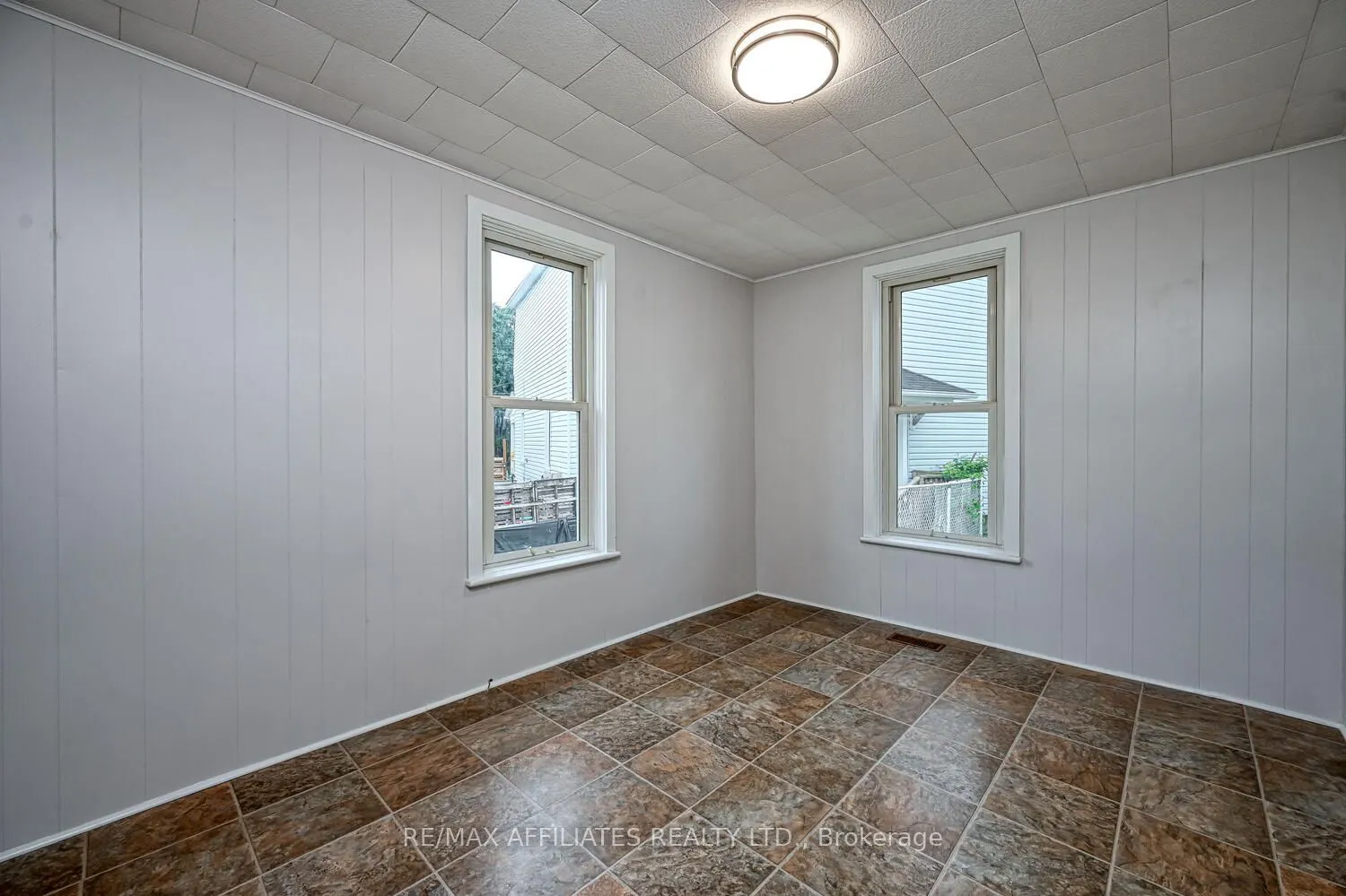 8 Winnifred Street N