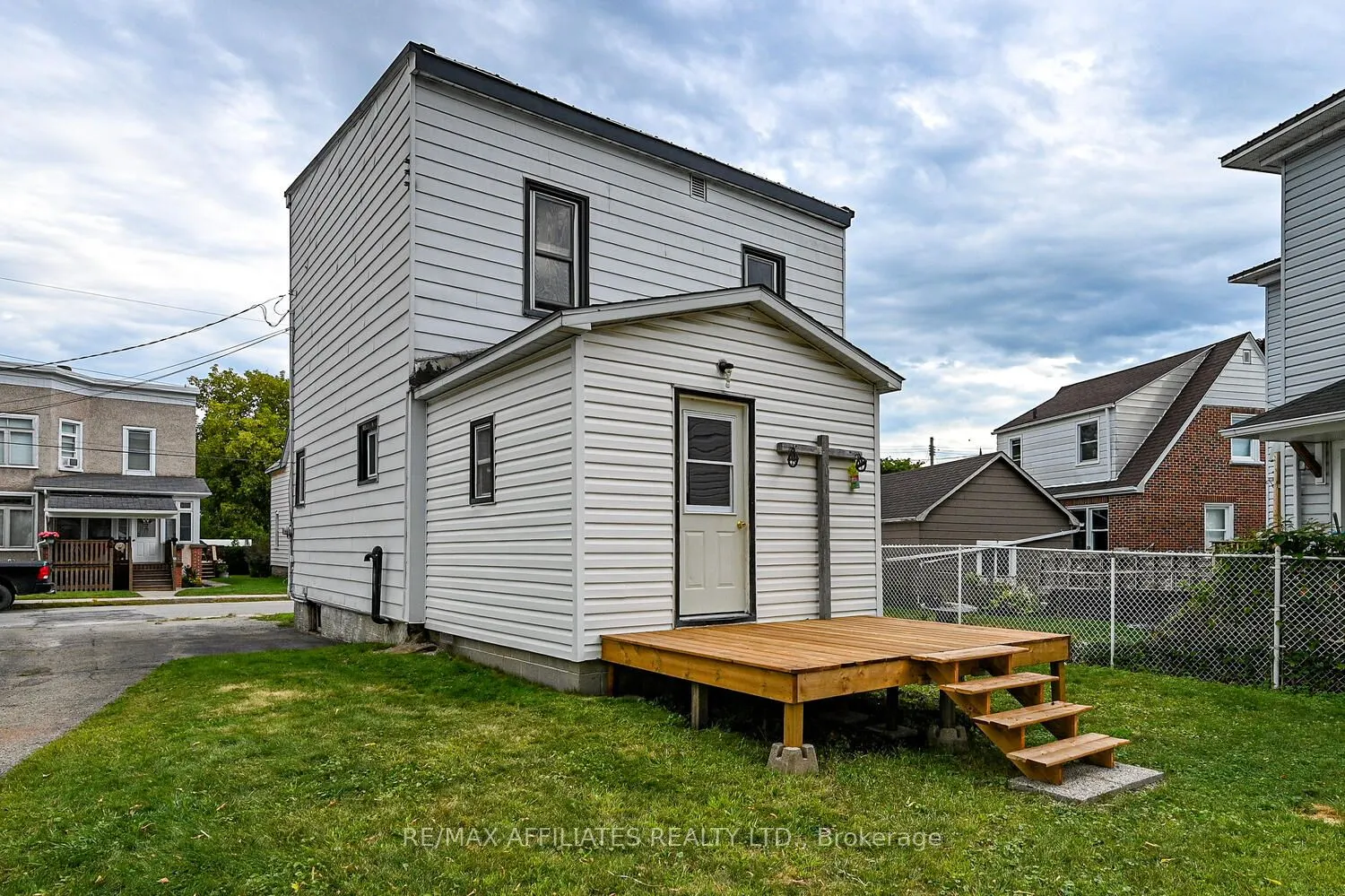 8 Winnifred Street N