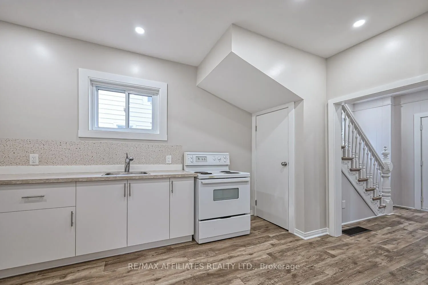 8 Winnifred Street N