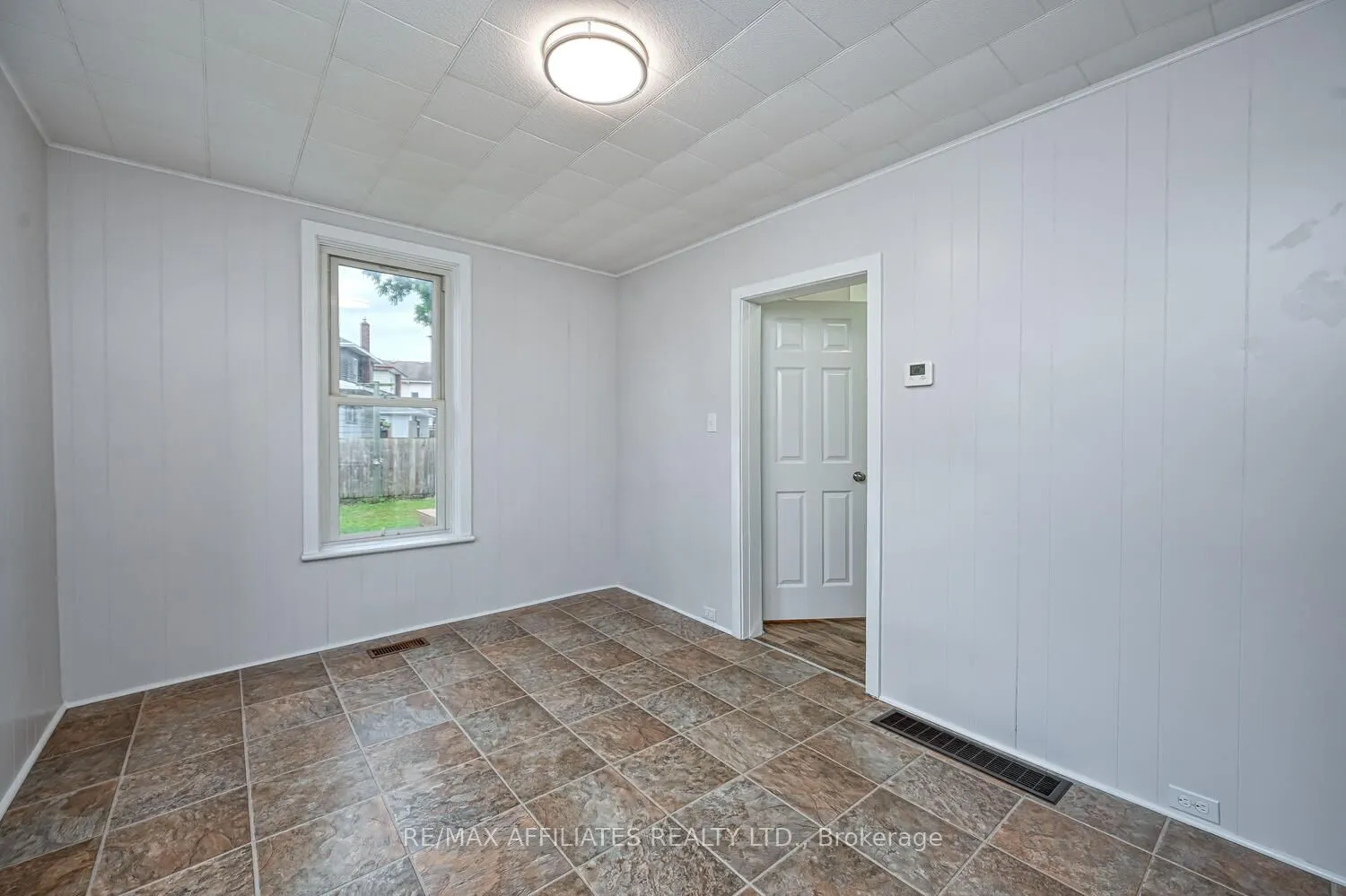 8 Winnifred Street N