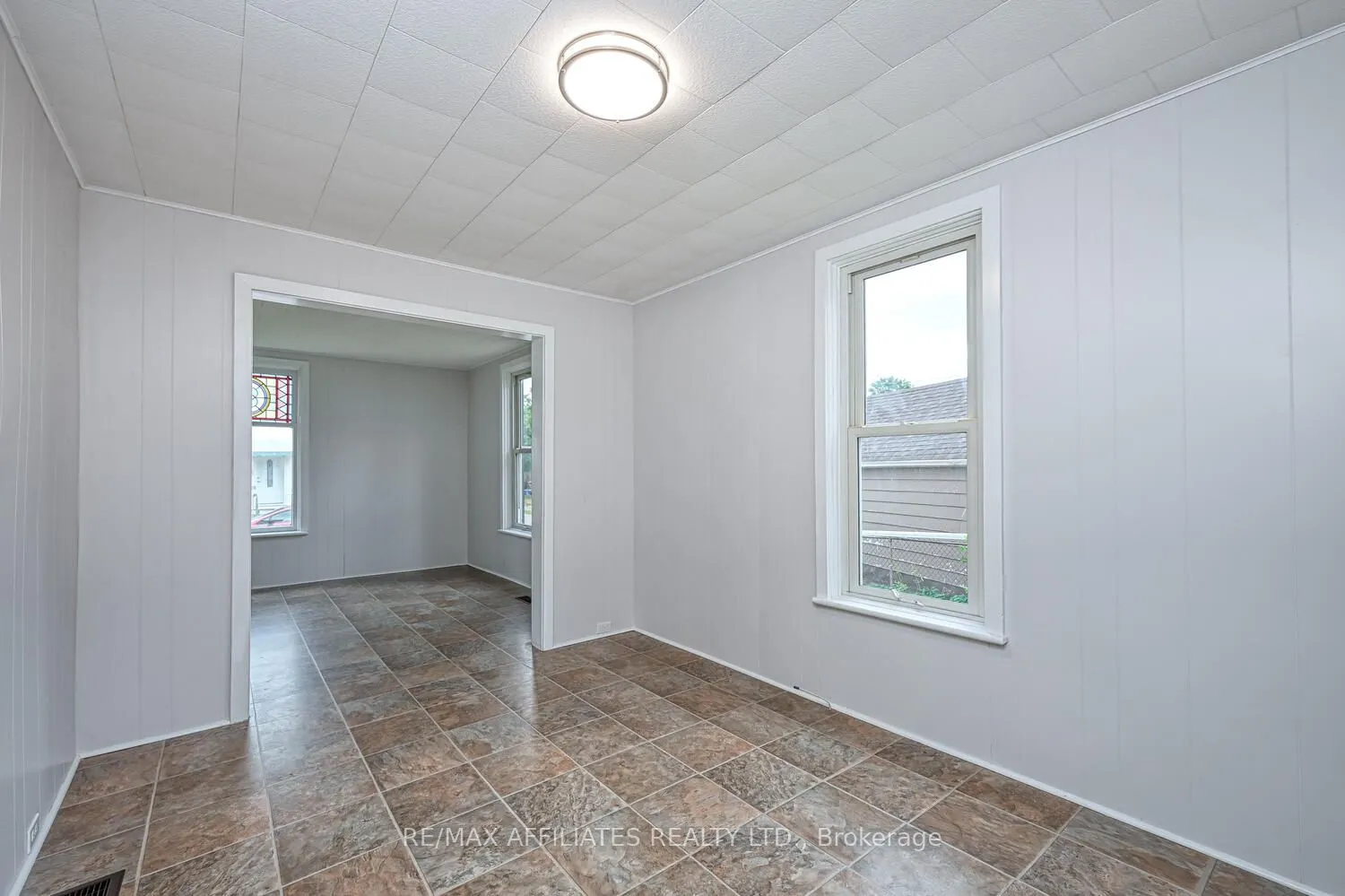 8 Winnifred Street N