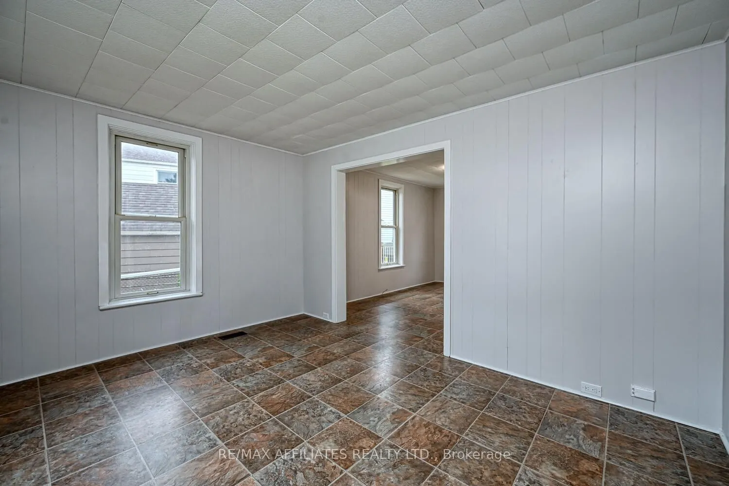 8 Winnifred Street N