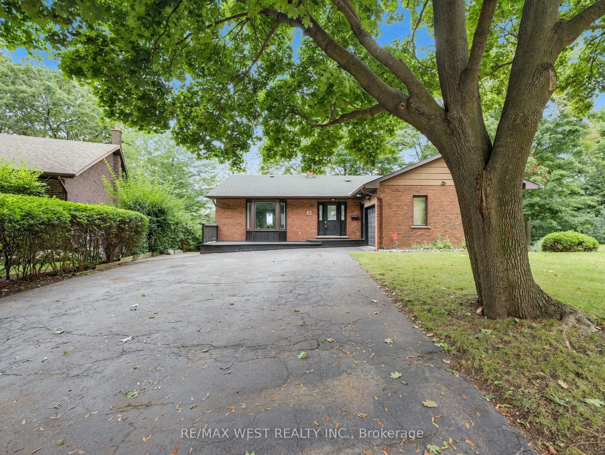 15 Westbrook Place S