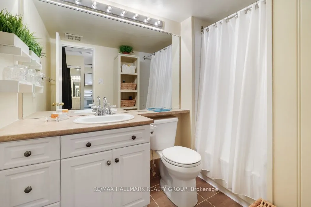 545 St Laurent Boulevard, #1006