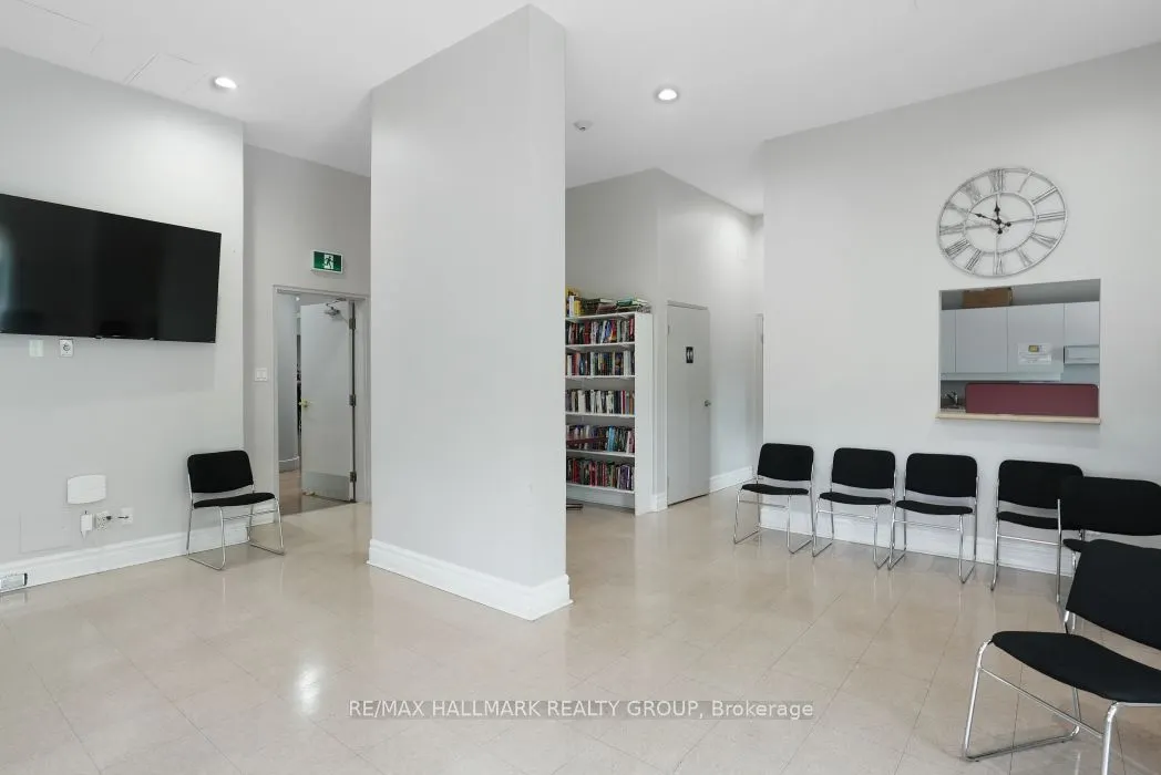 545 St Laurent Boulevard, #1006