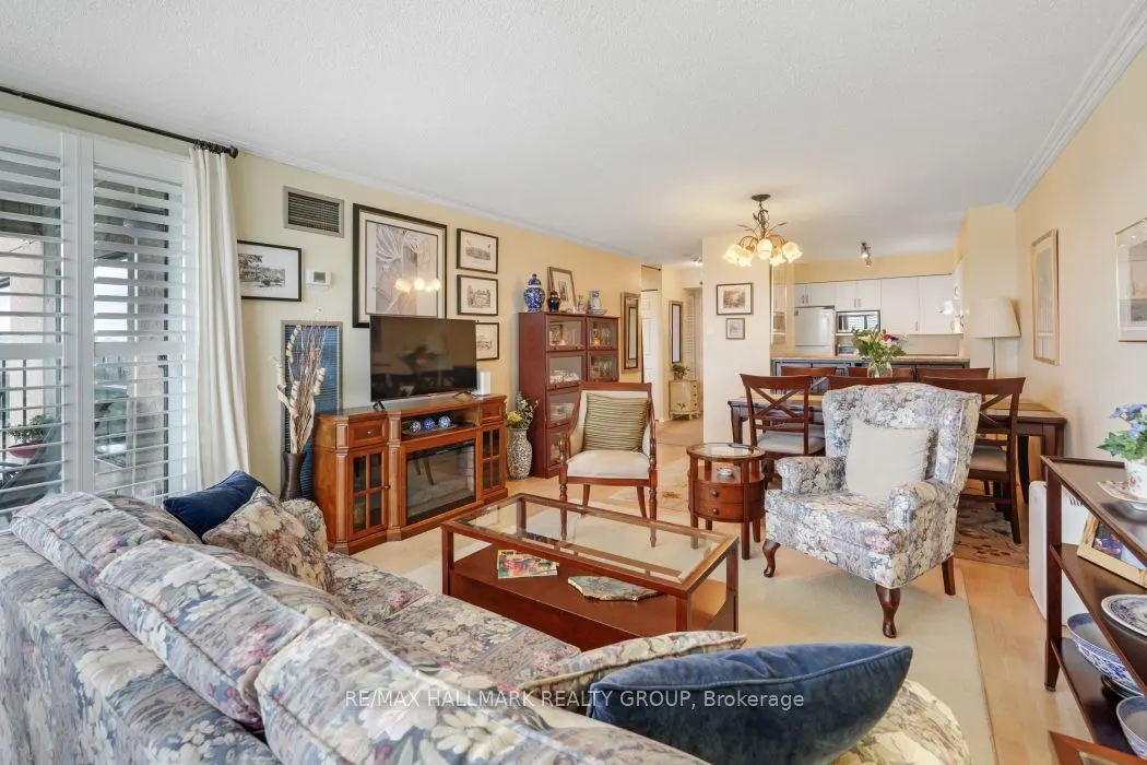 545 St Laurent Boulevard, #1006