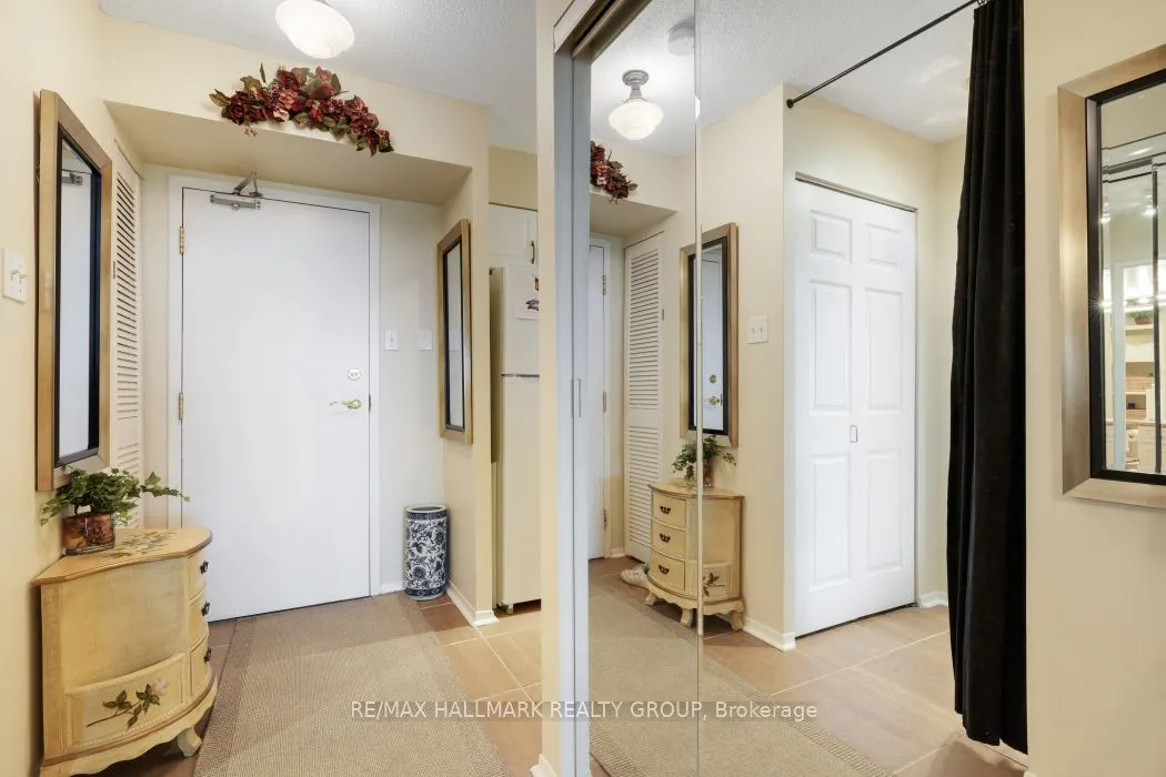 545 St Laurent Boulevard, #1006