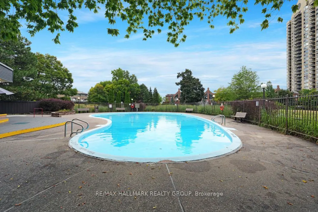 545 St Laurent Boulevard, #1006