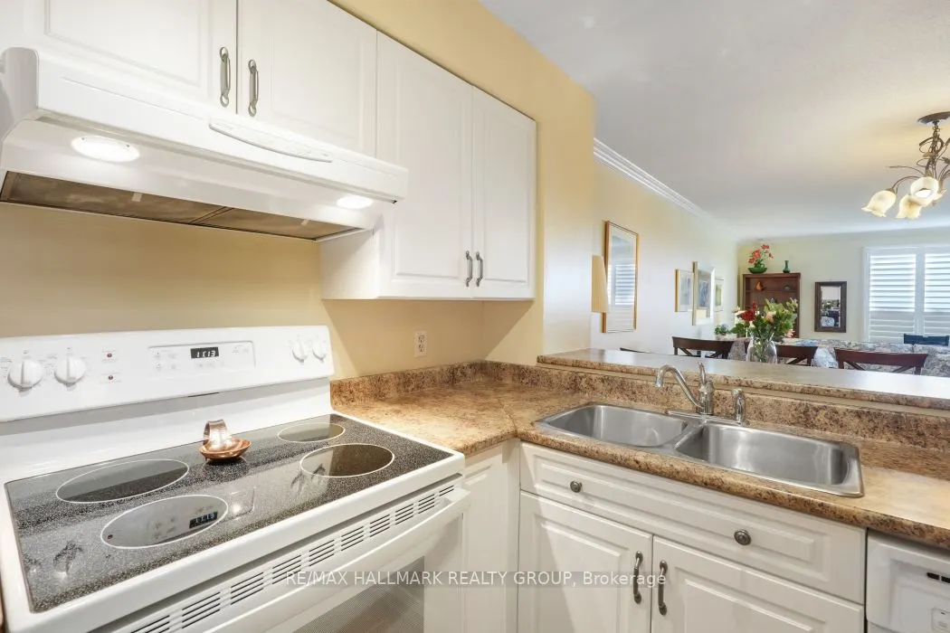 545 St Laurent Boulevard, #1006